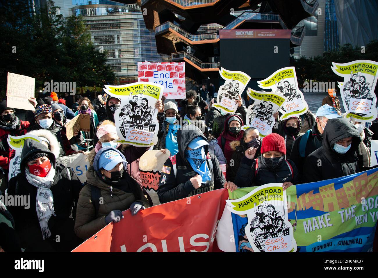 New York, USA. November 2021. Wohnungsrechtsaktivisten versammelten sich am 16. November 2021 auf den Hudson Yards, um die Kampagne „House NY“ zu starten, die die Gesetzgeber aufforderte, echte langfristige Lösungen für die Wohnungskrise von COVID-19 zu erarbeiten. Dazu gehören die Durchführung von Good Cause Eviction, die Umsetzung eines realistischen Wohnraumzugangsgutscheinprogramms und die Abschaffung von 421-a (Foto von Karla Ann Coté/Sipa USA) Quelle: SIPA USA/Alamy Live News Stockfoto