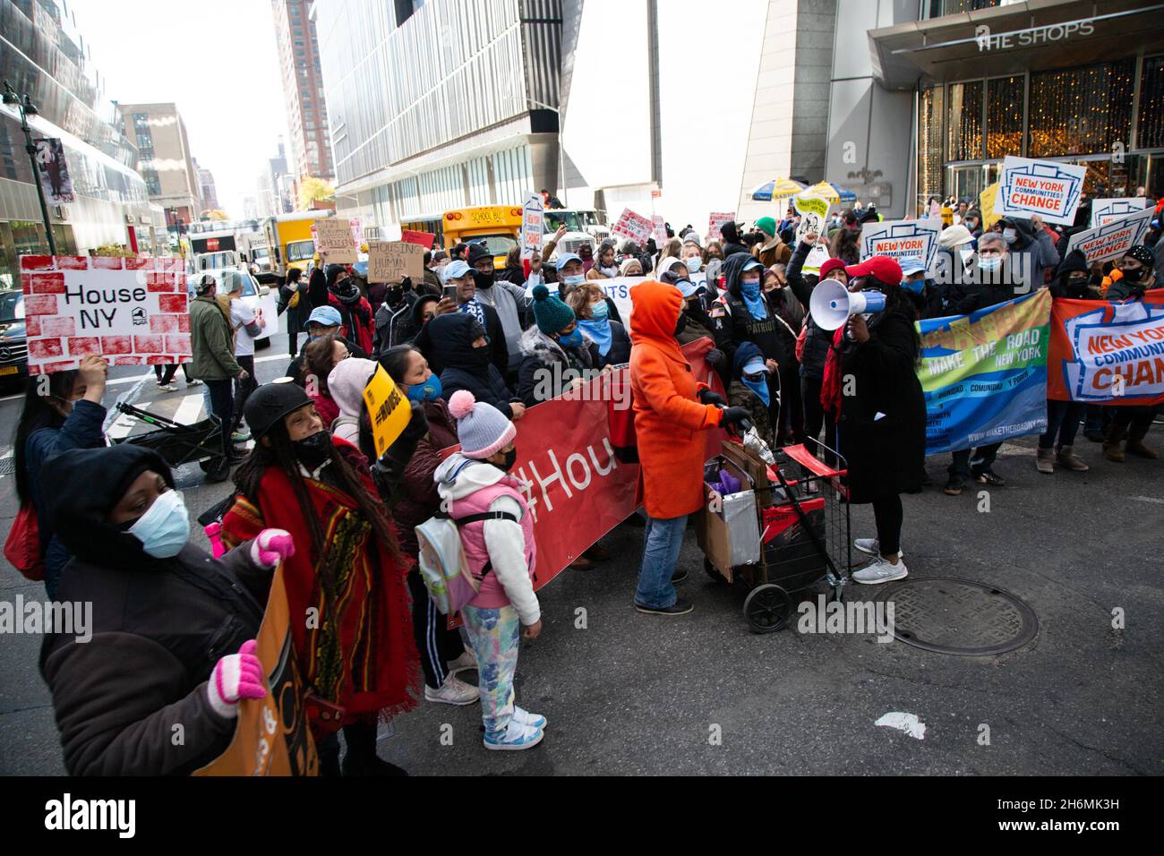 New York, USA. November 2021. Wohnungsrechtsaktivisten versammelten sich am 16. November 2021 auf den Hudson Yards, um die Kampagne „House NY“ zu starten, die die Gesetzgeber aufforderte, echte langfristige Lösungen für die Wohnungskrise von COVID-19 zu erarbeiten. Dazu gehören die Durchführung von Good Cause Eviction, die Umsetzung eines realistischen Wohnraumzugangsgutscheinprogramms und die Abschaffung von 421-a (Foto von Karla Ann Coté/Sipa USA) Quelle: SIPA USA/Alamy Live News Stockfoto
