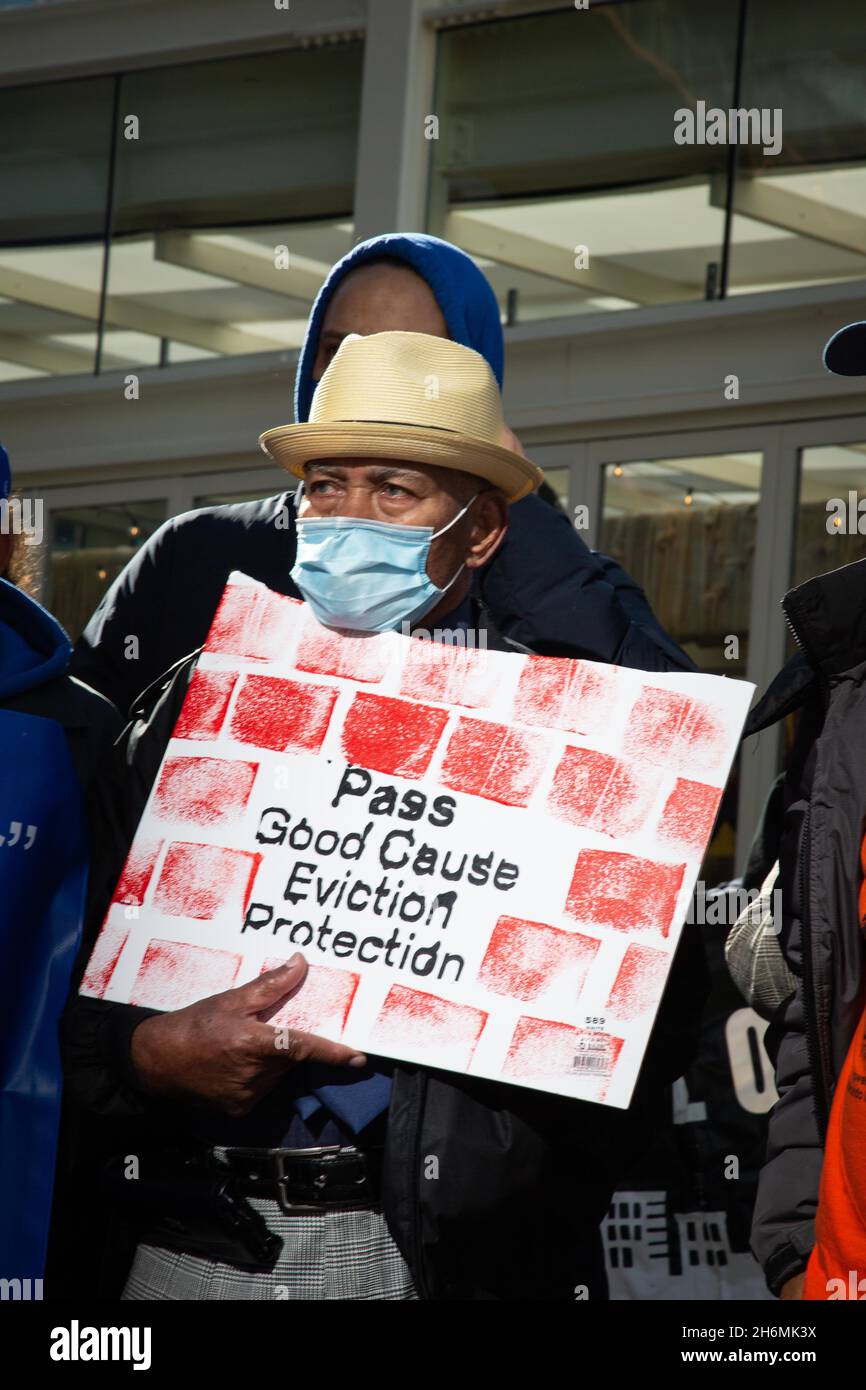 New York, USA. November 2021. Wohnungsrechtsaktivisten versammelten sich am 16. November 2021 auf den Hudson Yards, um die Kampagne „House NY“ zu starten, die die Gesetzgeber aufforderte, echte langfristige Lösungen für die Wohnungskrise von COVID-19 zu erarbeiten. Dazu gehören die Durchführung von Good Cause Eviction, die Umsetzung eines realistischen Wohnraumzugangsgutscheinprogramms und die Abschaffung von 421-a (Foto von Karla Ann Coté/Sipa USA) Quelle: SIPA USA/Alamy Live News Stockfoto