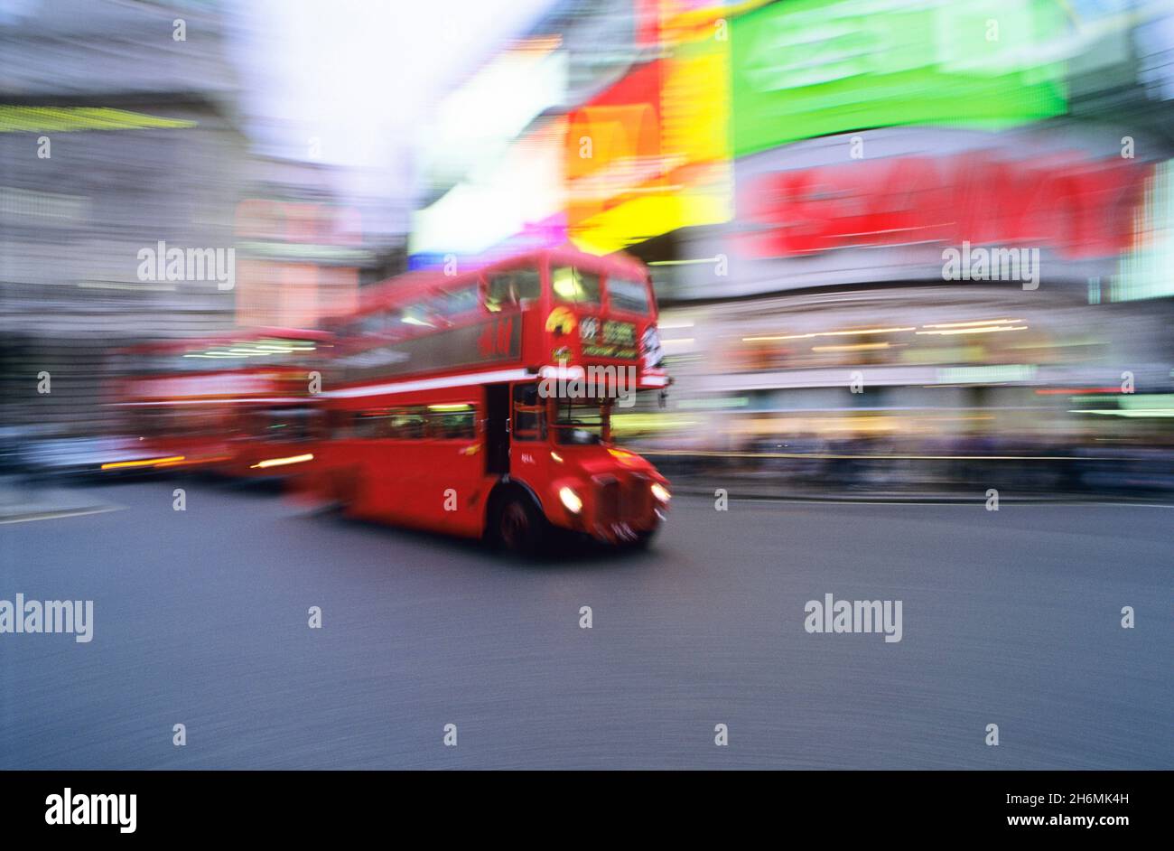Verschwommene Bewegung eines Doppeldeckerbusses im Piccadilly Circus, London, Großbritannien Stockfoto
