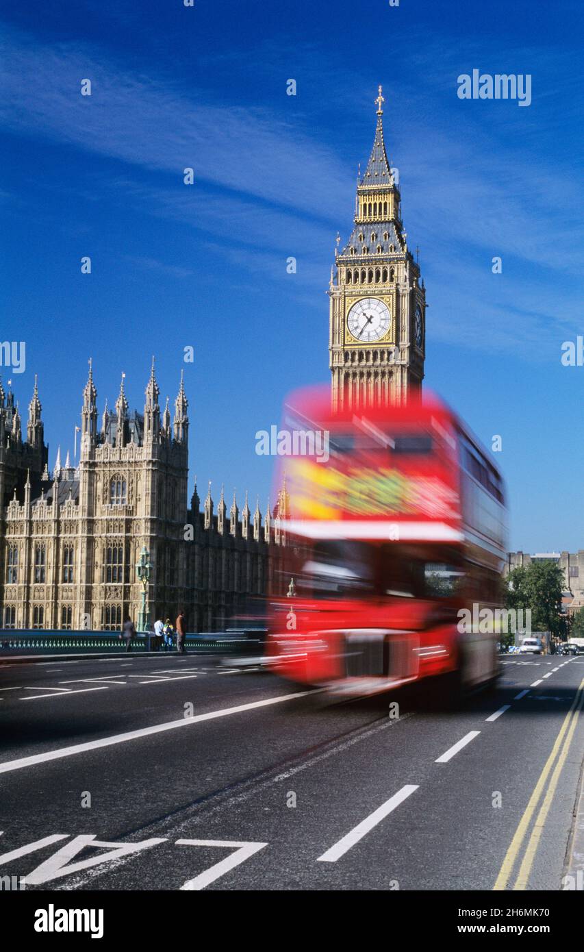 Verschwommene Bewegung eines Doppeldeckerbusses mit Big Ben im Hintergrund, London, Großbritannien Stockfoto