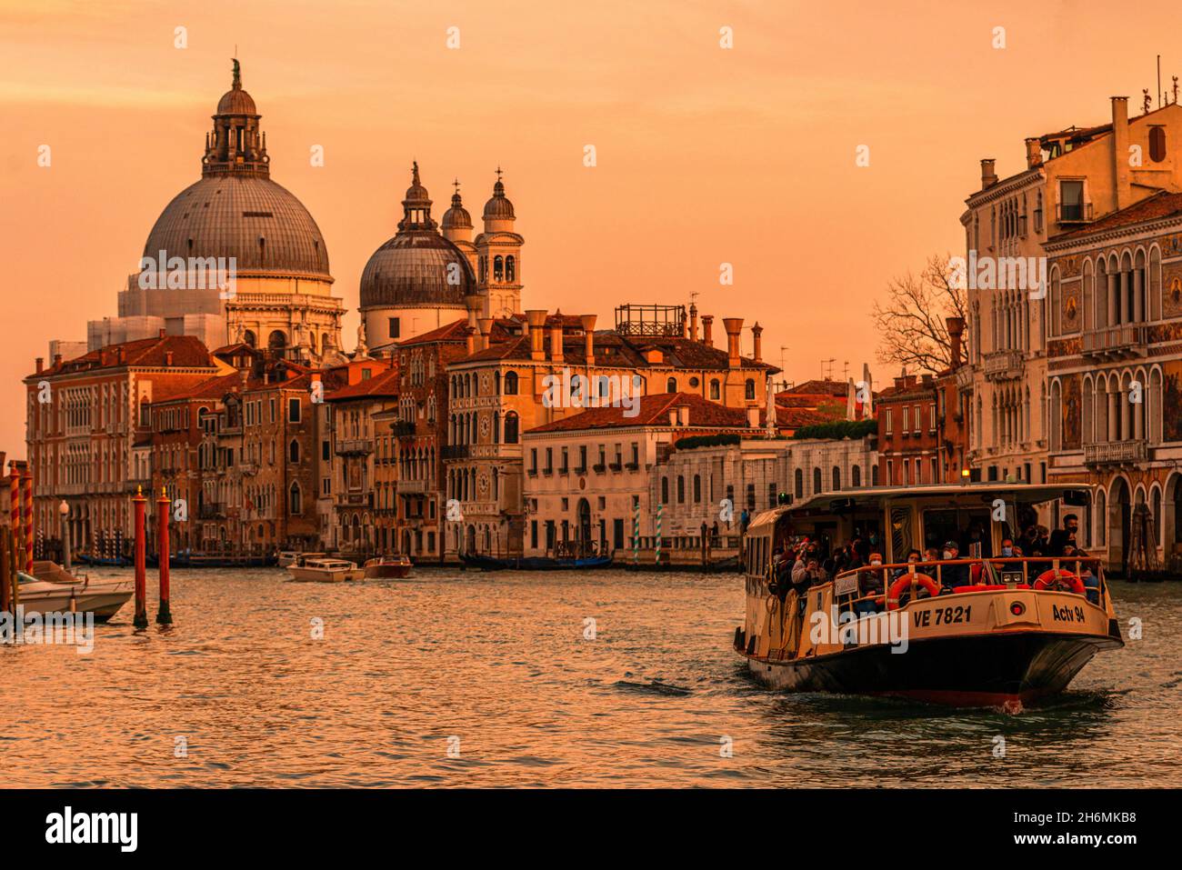 Am späten Nachmittag geht es über die Kirche Santa Maria della Salute auf dem Canal Grande in Venedig, Italien. Stockfoto