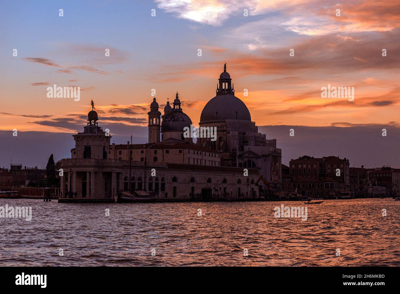 Am späten Nachmittag geht es über die Kirche Santa Maria della Salute auf dem Canal Grande in Venedig, Italien. Stockfoto