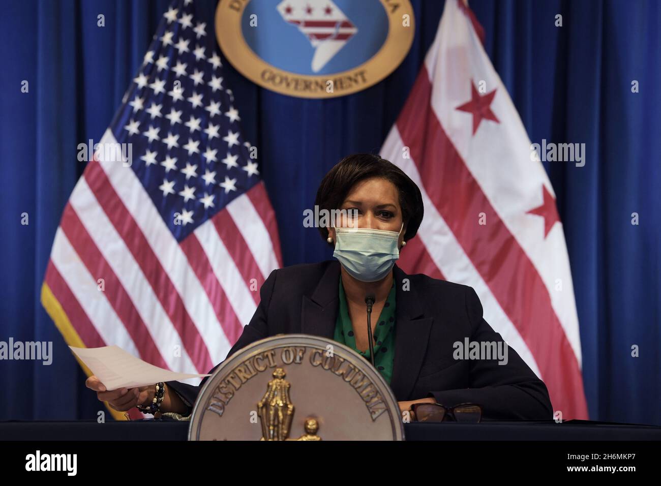 16. November 2021, Washington, Distric of Columbia, USA: Der Bürgermeister von DC, MURIEL BOWSER, hält heute am 16. November 2021 im John A. Wilson Building in Washington DC, USA, eine Pressekonferenz über die Pandemie Covid19. (Bild: © Lenin Nolly/ZUMA Press Wire) Stockfoto