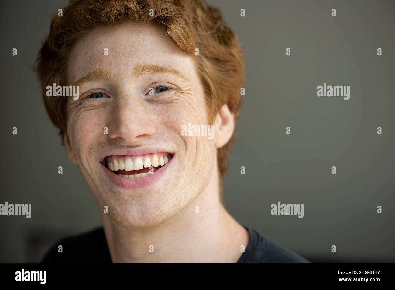 Porträt von lächelnden jungen Mann Stockfoto