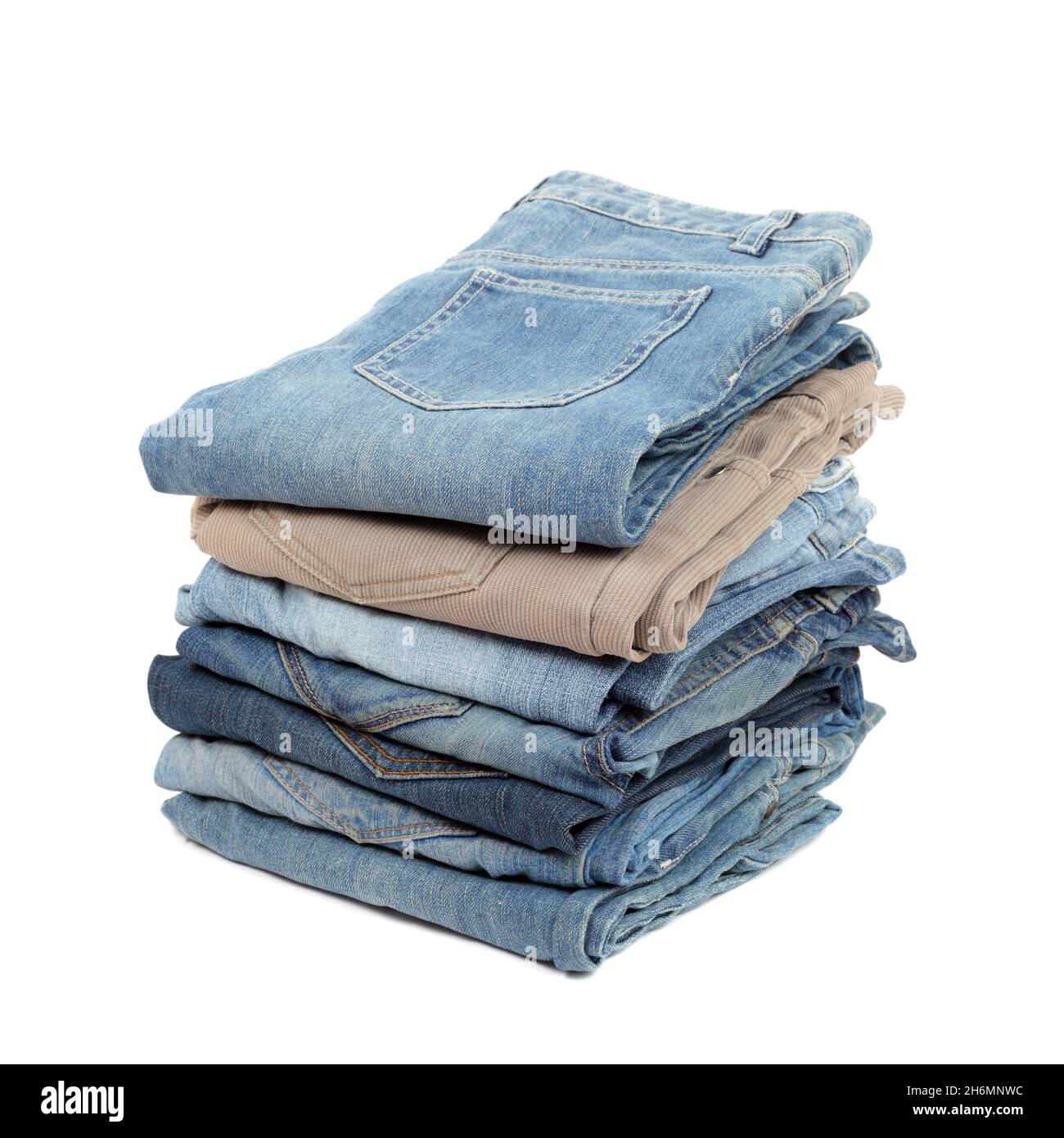 Mehrere Jeans isoliert auf weiß Stockfoto