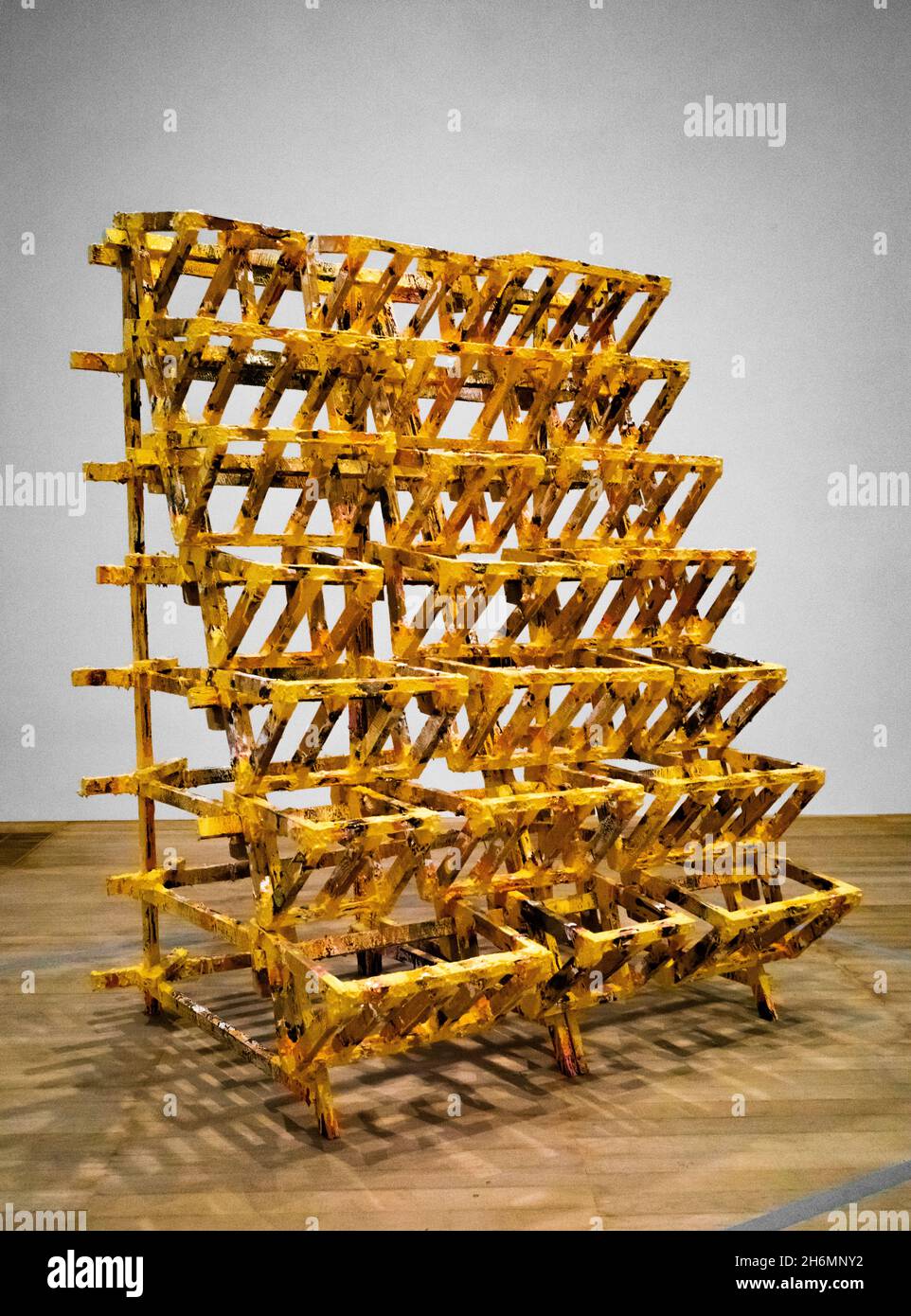 Untitled (Yellow Rack) Skulptur von Phyllida Barlow am 15. November 2021 in der Tate Modern in London, Großbritannien. Stockfoto