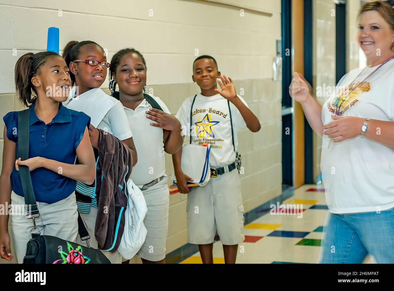Grundschüler winken ihren Lehrern Auf Wiedersehen zu, als sie sich am letzten Schultag, dem 13. Juni 2011, in Mississippi zum Bus aufstellten. Stockfoto