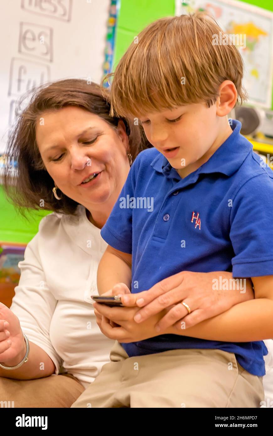 Ein Lehrer hilft einem Grundschüler, einen Apple iPod touch zu benutzen, 18. April 2011 in Columbus, Mississippi. Stockfoto