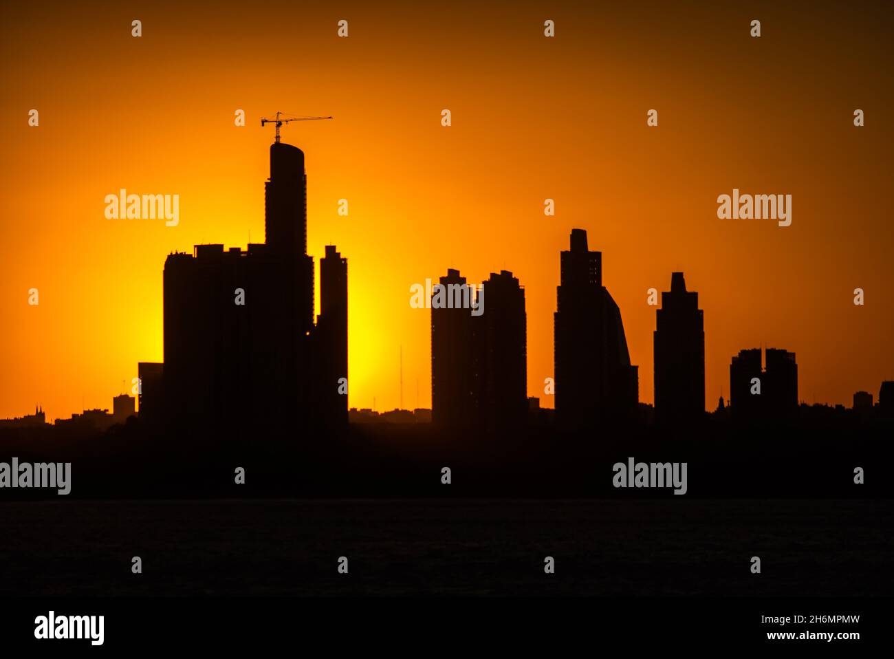 Silhouette von Hochhäusern gegen den Himmel bei Sonnenuntergang Stockfoto