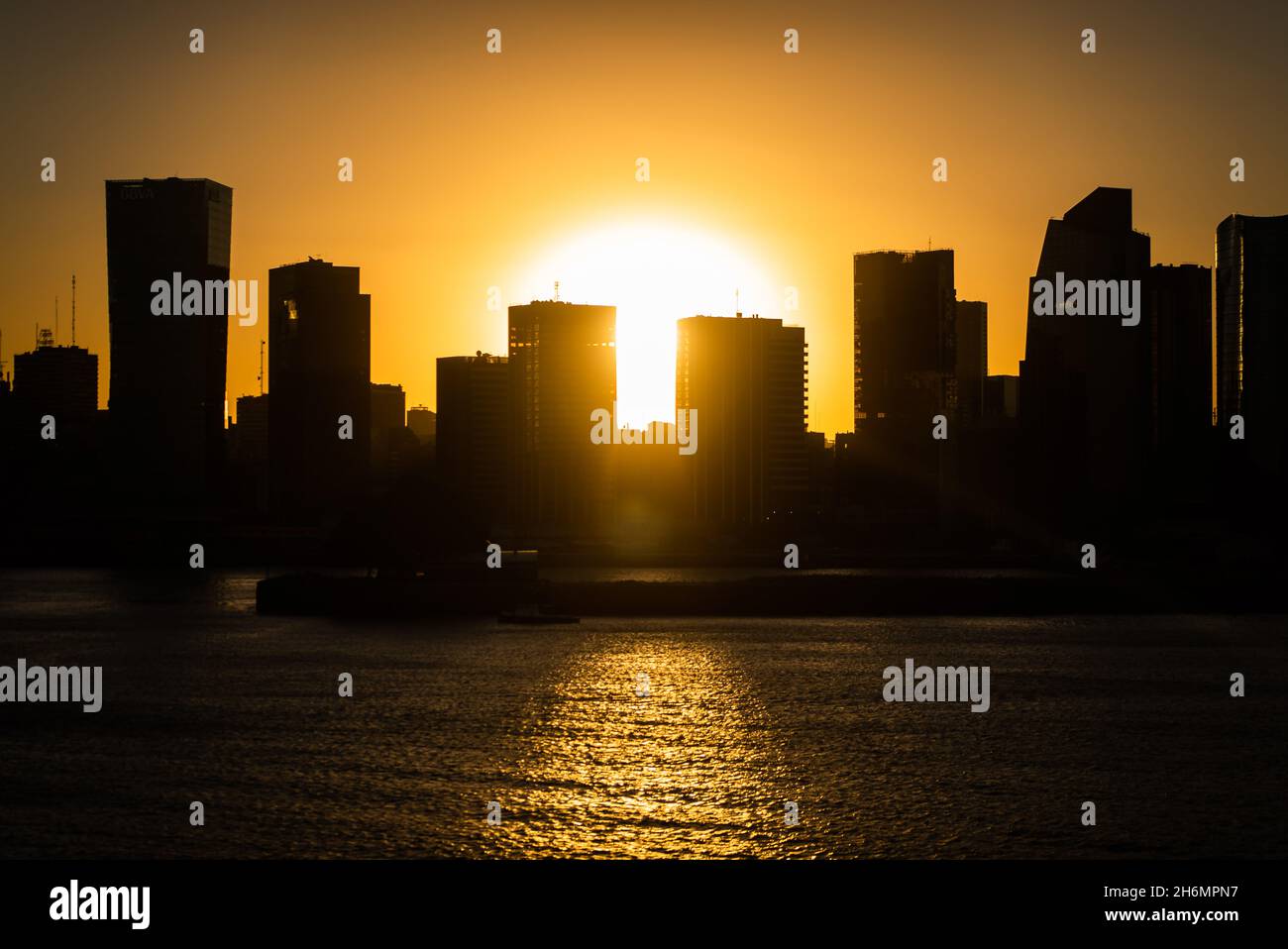 Silhouette von Hochhäusern gegen den Himmel bei Sonnenuntergang Stockfoto