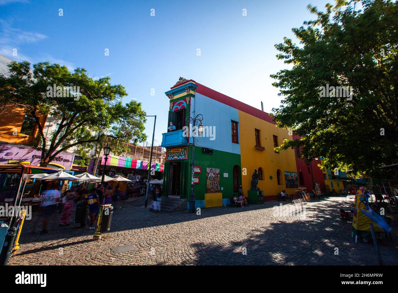 Blick auf Touristen in Caminito Street Museum und traditionelle Gasse, La Boca Stockfoto