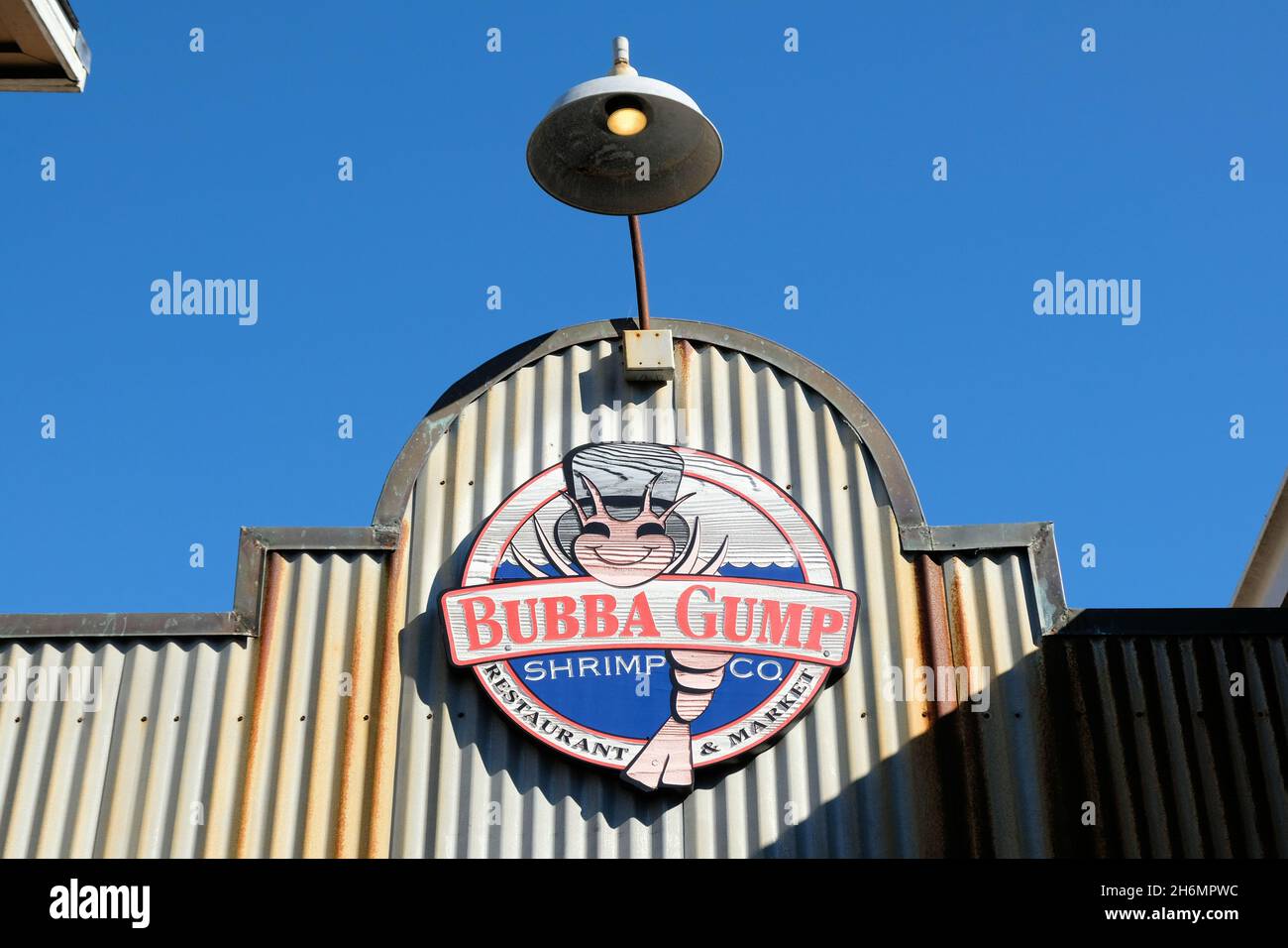 Schild über dem Bubba Gump Shrimp Co Restaurant am Pier 39, San Francisco, Kalifornien; Seafood-Restaurant nach Forrest Gump-Filmfiguren. Stockfoto