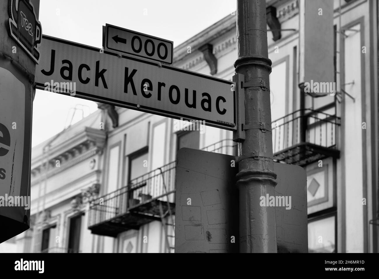 Straßenschild an der Jack Kerouac Alley, ehemals Adler Alley oder Adler Place, in San Francisco, Kaliforniens North Beach-Viertel; monochrom. Stockfoto