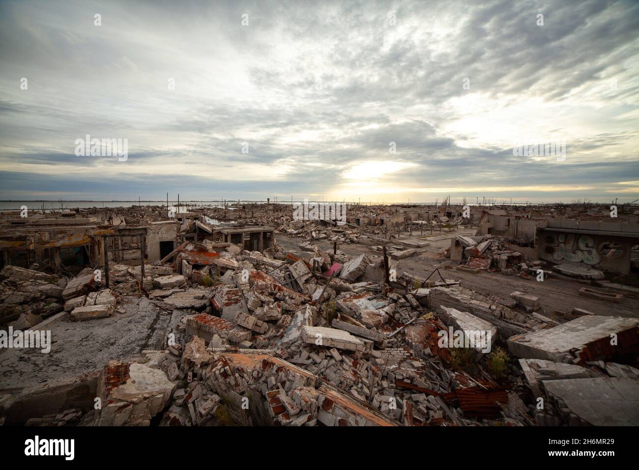 Blick auf verlassene Dorf gegen bewölkten Himmel, Villa Epecuen Stockfoto