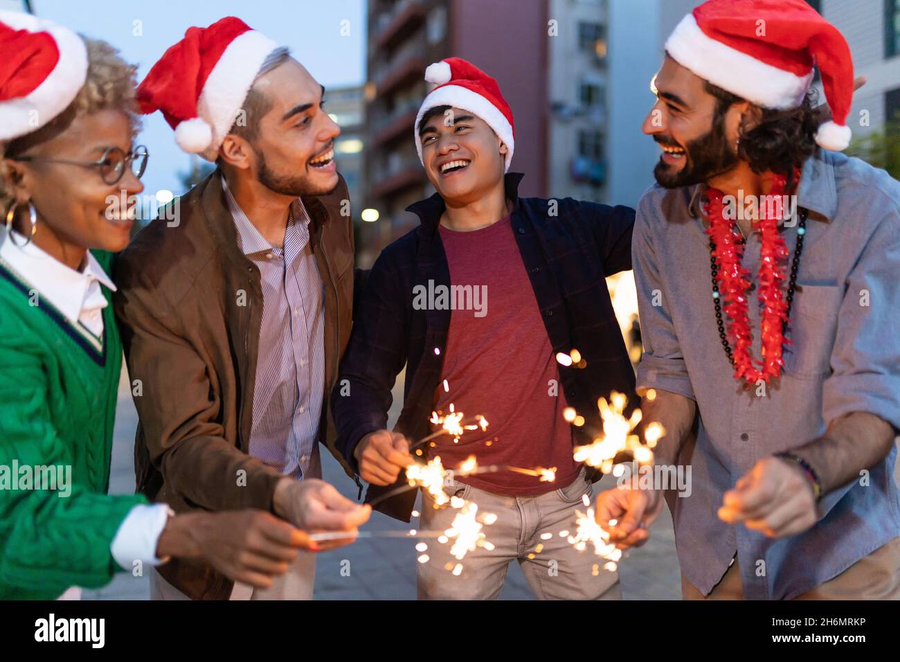 Glückliche junge Freunde tragen Weihnachtsmann Hut zusammen zu Weihnachten feiern Stockfoto