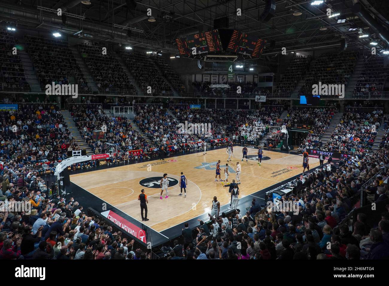 Lyon, Frankreich. November 2021. Lyon, Frankreich, 16. November 2021 Eine Gesamtansicht der Arena während der EuroLeague-Saison-Runde 10 zwischen LDLC ASVEL Lyon-Villeurbanne und Real Madrid in der Astroballe Arena in Villeurbanne, Frankreich. Lyubomir Domozetski/SPP Credit: SPP Sport Press Photo. /Alamy Live News Stockfoto
