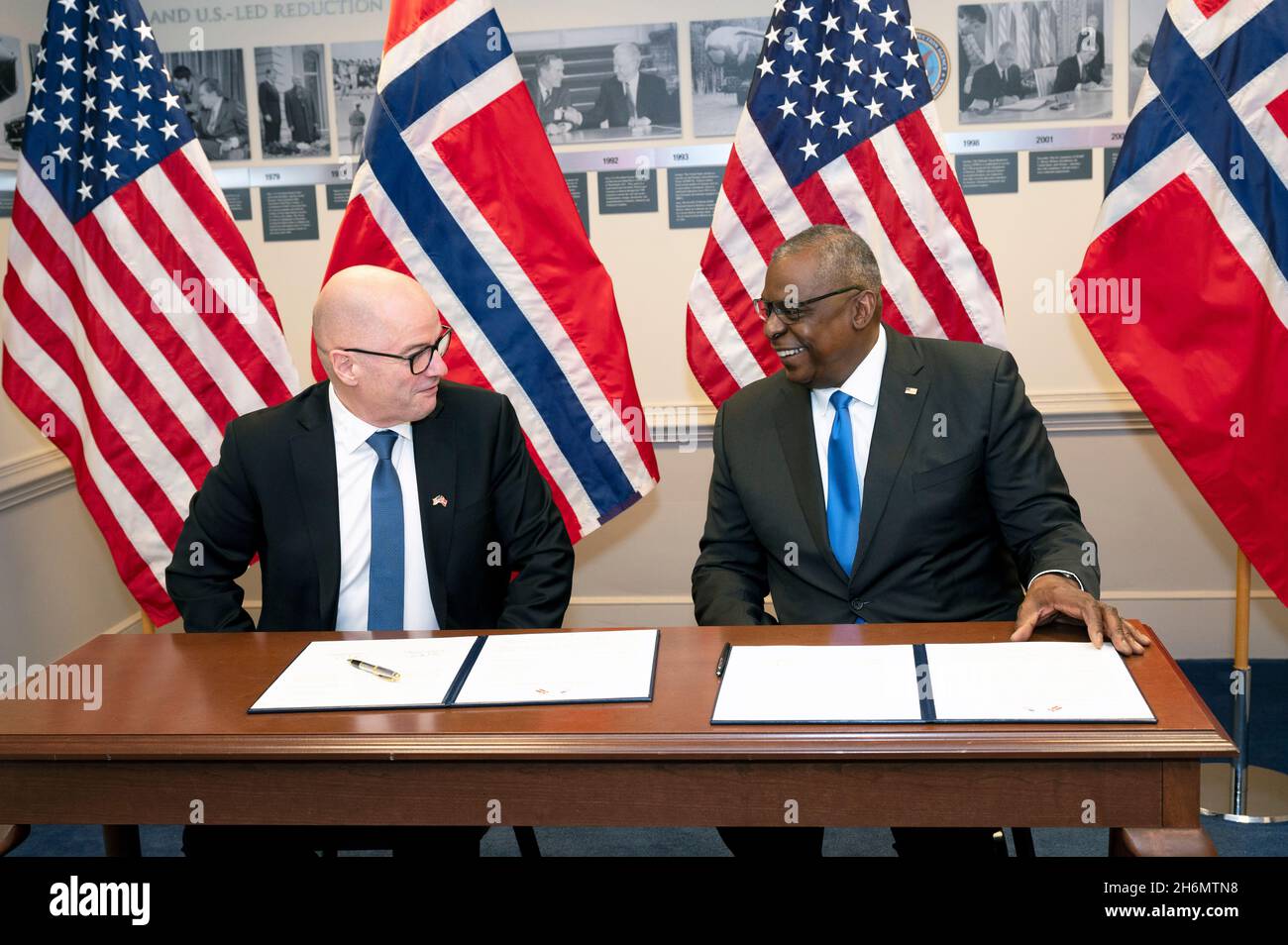 Arlington, Vereinigte Staaten Von Amerika. November 2021. Arlington, Vereinigte Staaten von Amerika. 16. November 2021. Der US-Verteidigungsminister Lloyd J. Austin III, rechts, und der norwegische Verteidigungsminister Odd Enoksen unterzeichnen einen Fahrplan zur Vertiefung der Zusammenarbeit zwischen den US-amerikanischen und norwegischen Spezialeinsatzkräften am 16. November 2021 im Pentagon in Arlington, Virginia. Quelle: Lisa Ferdinando/DOD/Alamy Live News Stockfoto