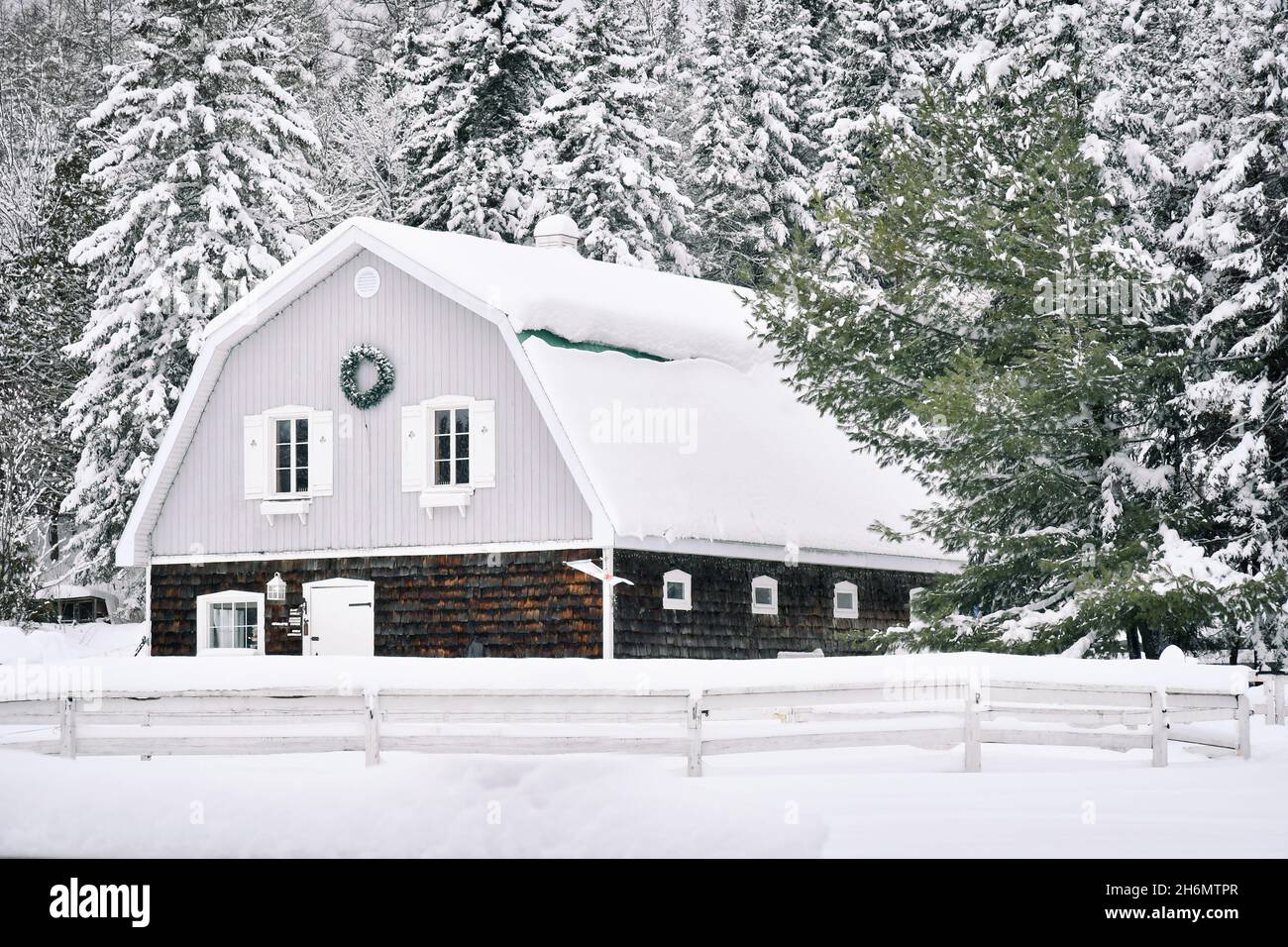 Herrliche Scheune in dieser verschneiten Landschaft Stockfoto