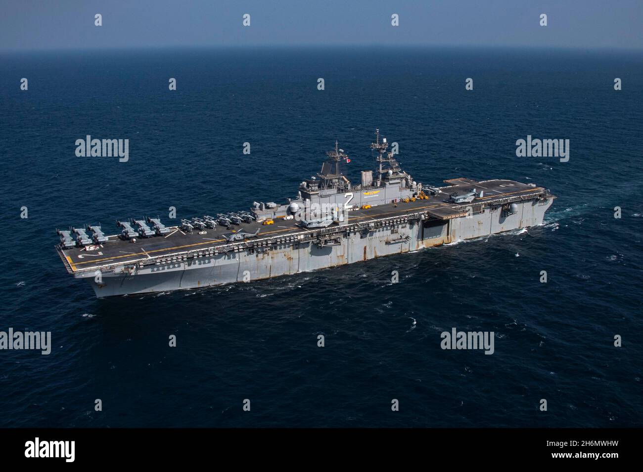 Persischer Golf, Saudi-Arabien. 13. November 2021. Das amphibische Sturmschiff USS Essex der US Navy Wasp-Klasse während Routineoperationen mit der 5. Flotte am 13. November 2021 im Arabischen Golf. Kredit: MC1 Joseph Rolfe/U.S. Navy Photo/Alamy Live News Stockfoto