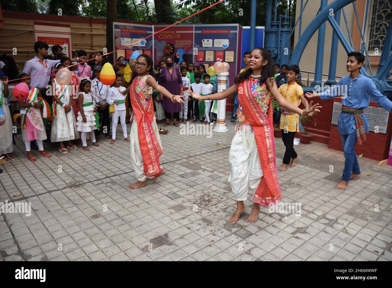 Kalkutta, Westbengalen, Indien. November 2021. Kinder führen kulturelle Aktivitäten durch, während der Kindertag am 14. November in Indien zum Gedenken an den Geburtstag des ersten Premierministers des Landes, Jawaharlal Nehru, gefeiert wird. Es wird vom Birla Industrial & Technological Museum (BITM), Govt of India, in ihrem Haus organisiert. Inmitten der Covid-19-Pandemie. (Bild: © Biswarup Ganguly/Pacific Press via ZUMA Press Wire) Stockfoto