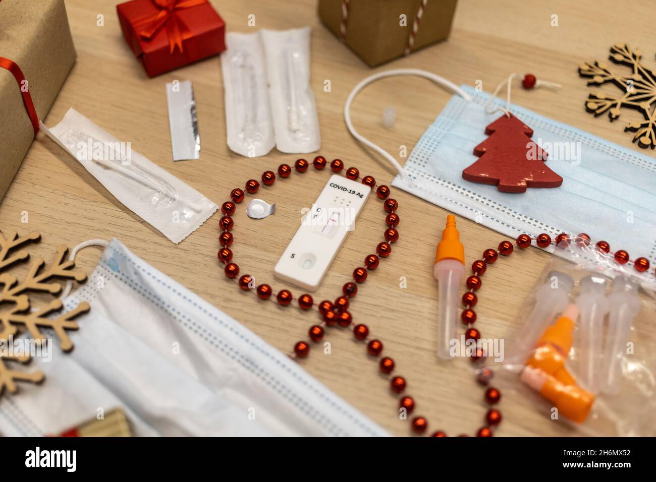 weihnachtsdekoration und Covid Test mit Maske auf dem Tisch Stockfoto