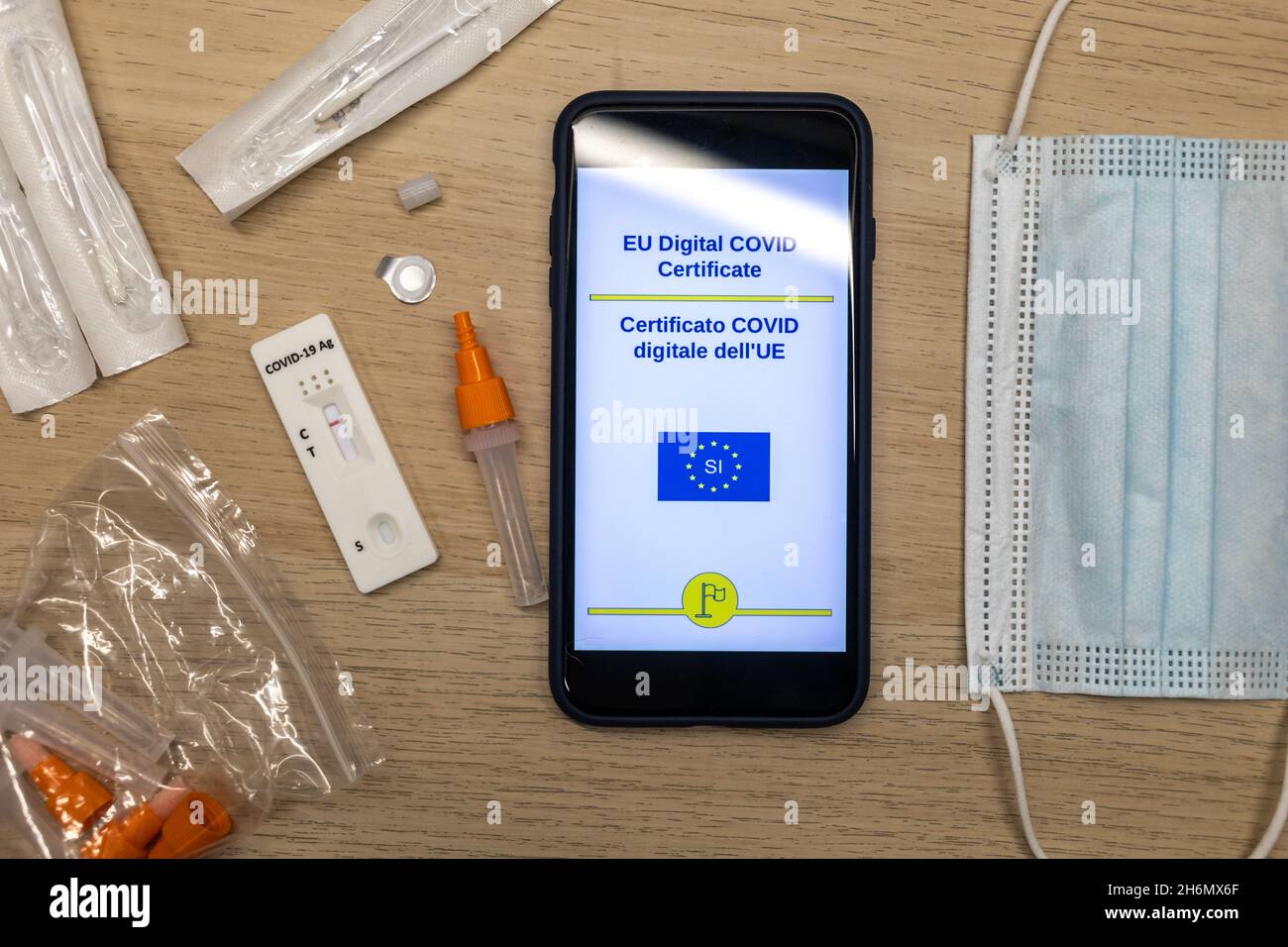 Test und Maske des digitalen EU-Covid-Zertifikats für Mobiltelefone Stockfoto