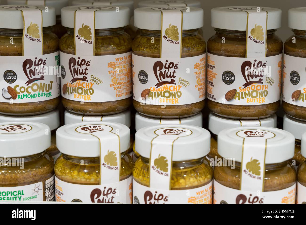 Gläser Mandelbutter aus Pip & Nuss Butter Stockfoto