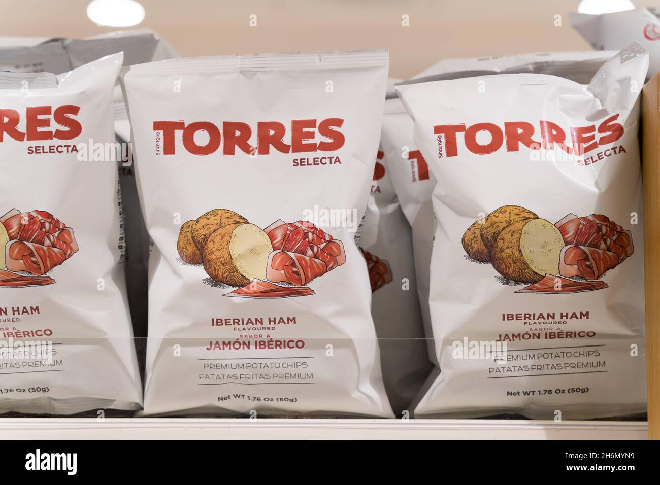 IBERISCHER SCHINKEN, Kartoffelchips TORRES SELECTA Stockfoto