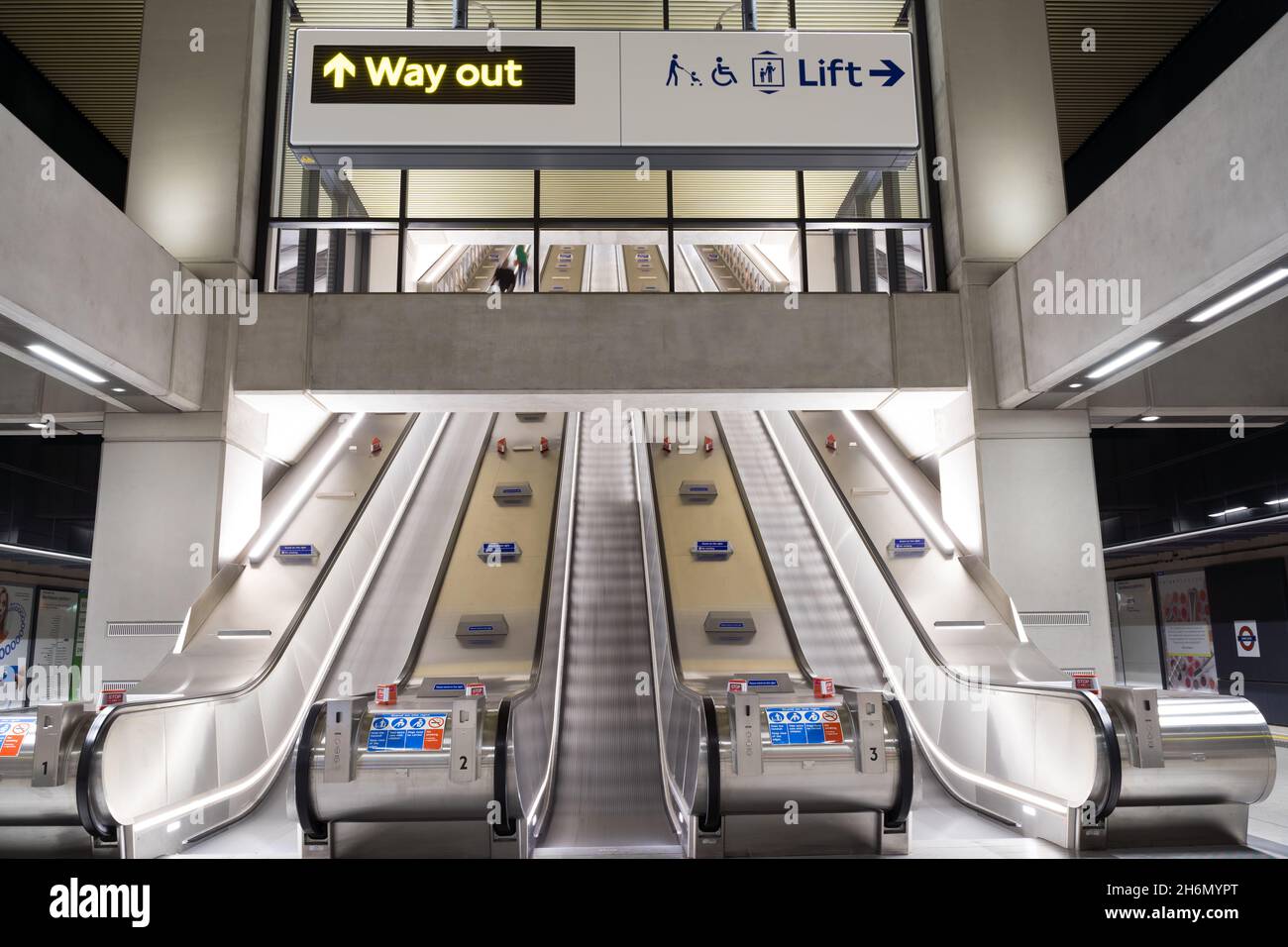 Rolltreppen führen von der Tickethalle zum Bahnhofseingang, London Northern Line (schwarz) Erweiterungsprojekt England UK Stockfoto