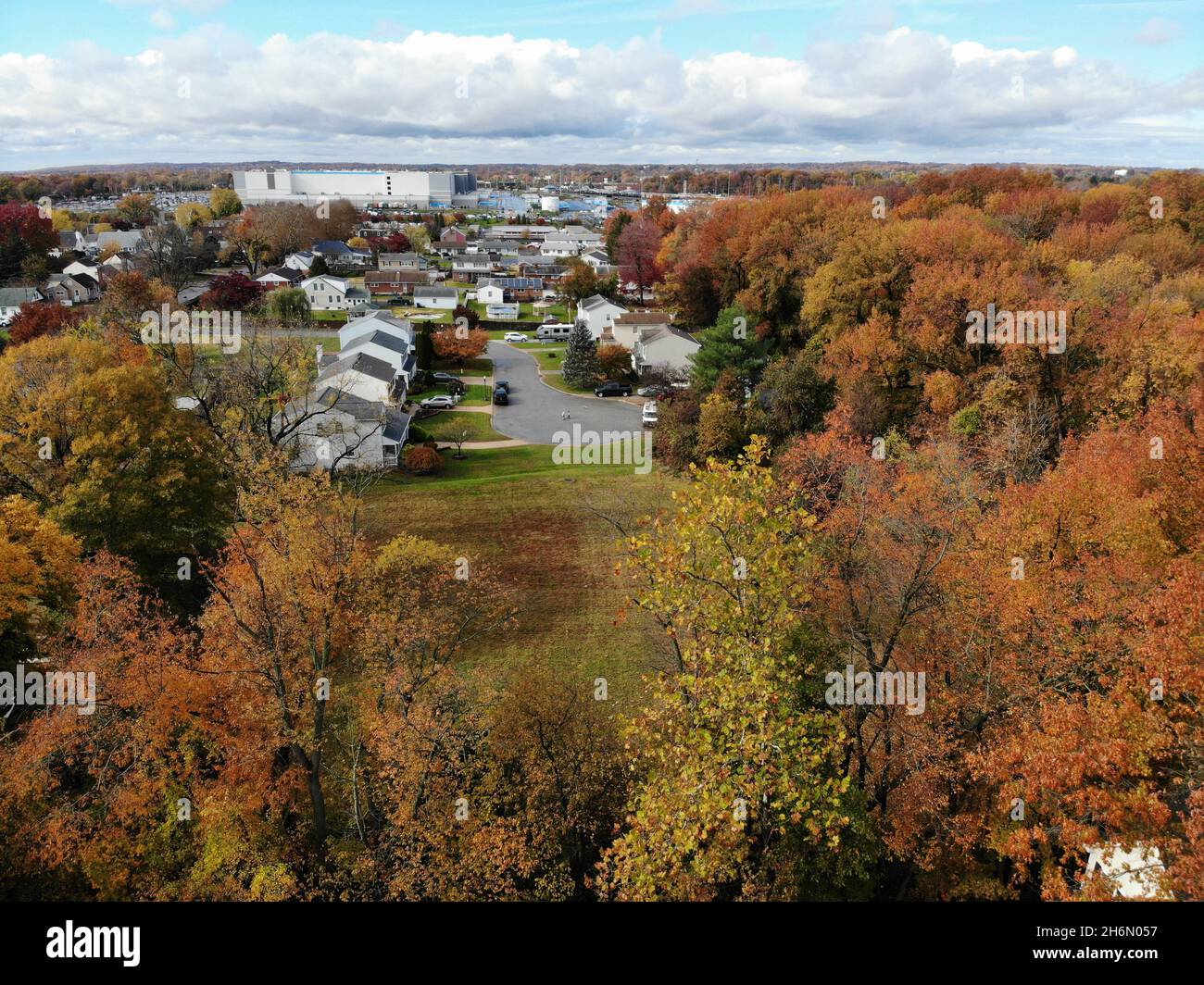 Newport, Delaware, USA - 11. November 2021 - die Luftaufnahme des Viertels und des neuen Amazon Warehouse, umgeben von atemberaubenden Herbstfarben Stockfoto
