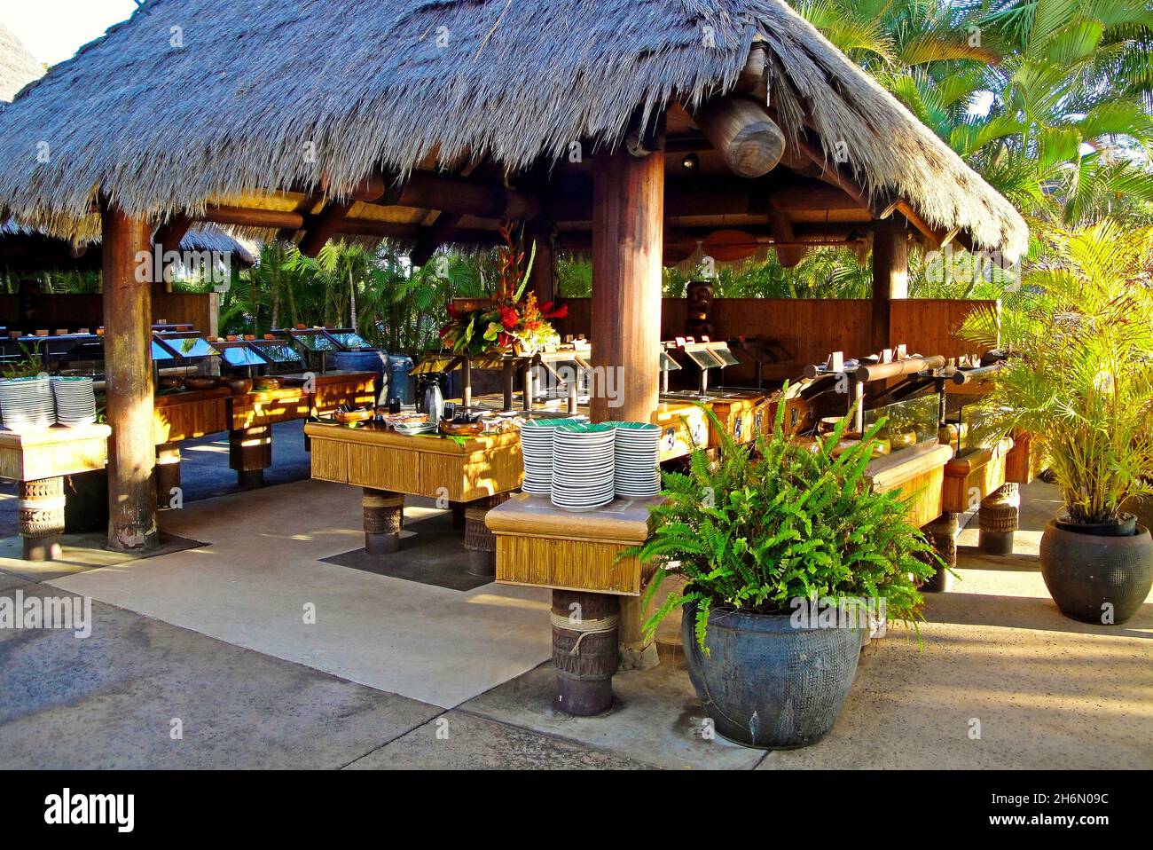 Alkoven mit Strohdach mit Speisevorbereitungen für ein Luau auf Maui, Hawaii Stockfoto