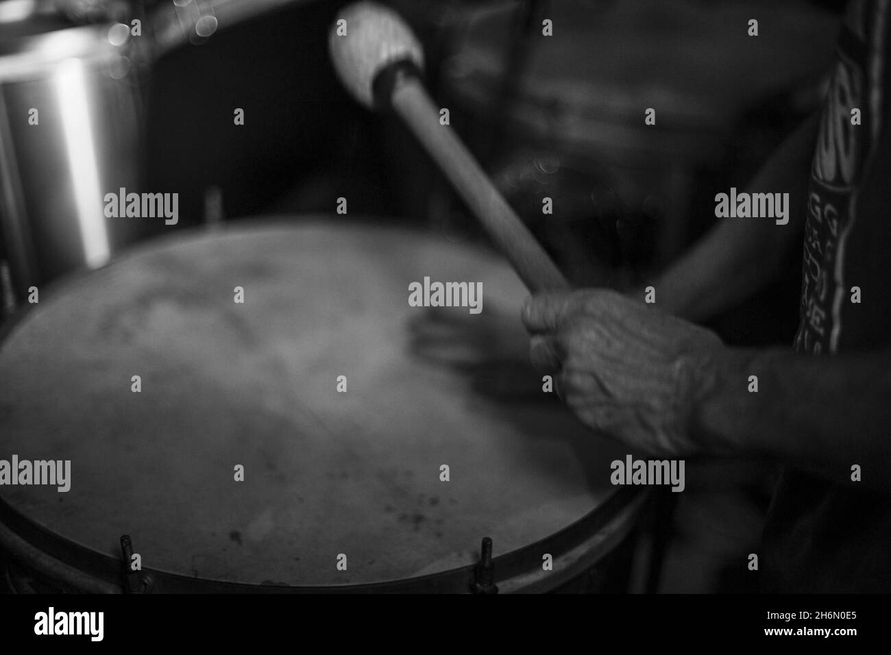 Nahaufnahme der Hände eines Trommelspielers in Graustufen Stockfoto