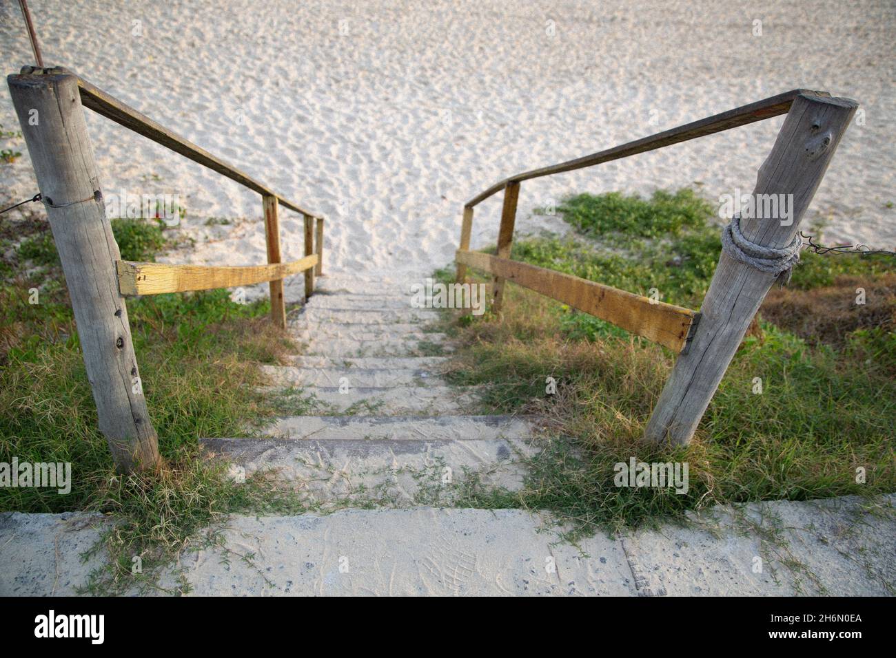 Hoch Winkel Aufnahme von Treppen mit Holzgeländer auf der Strand Stockfoto