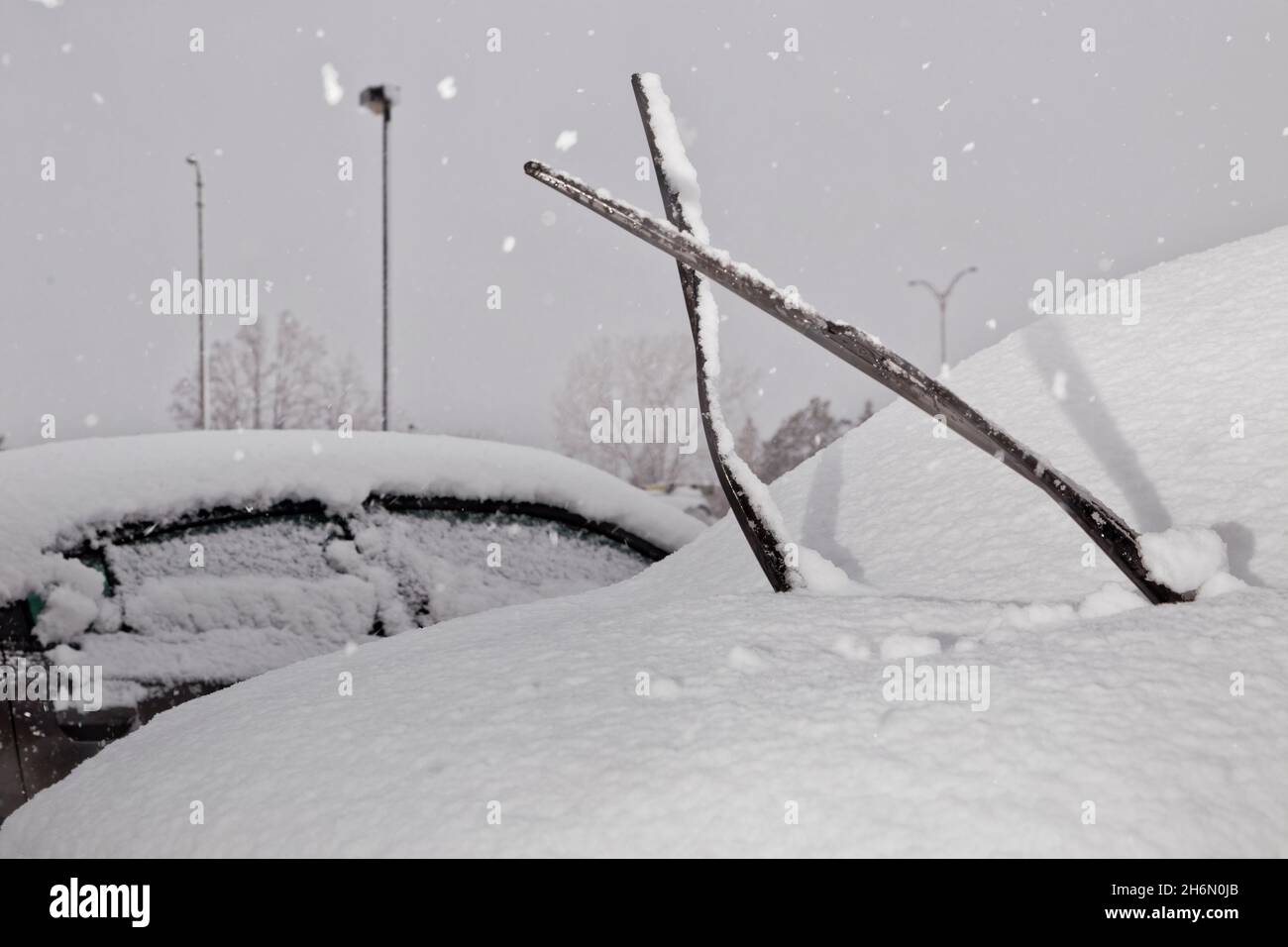Windschutzscheibenwischer, die während des Winters in Longueuil, Quebec, Kanada, von einem schneebedeckten Auto aufstehen. Stockfoto