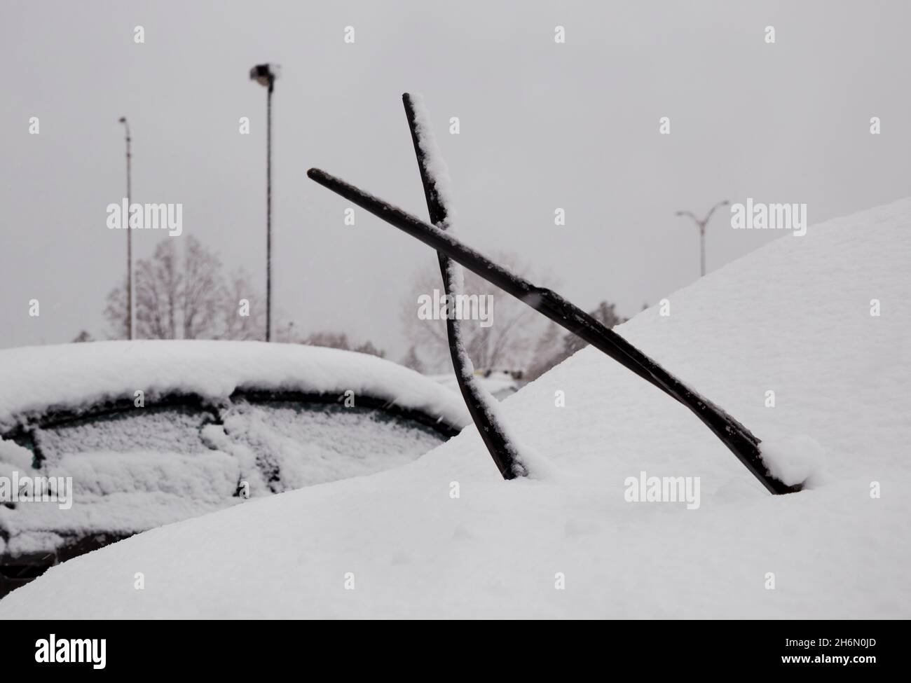 Windschutzscheibenwischer, die während des Winters in Longueuil, Quebec, Kanada, von einem schneebedeckten Auto aufstehen. Stockfoto