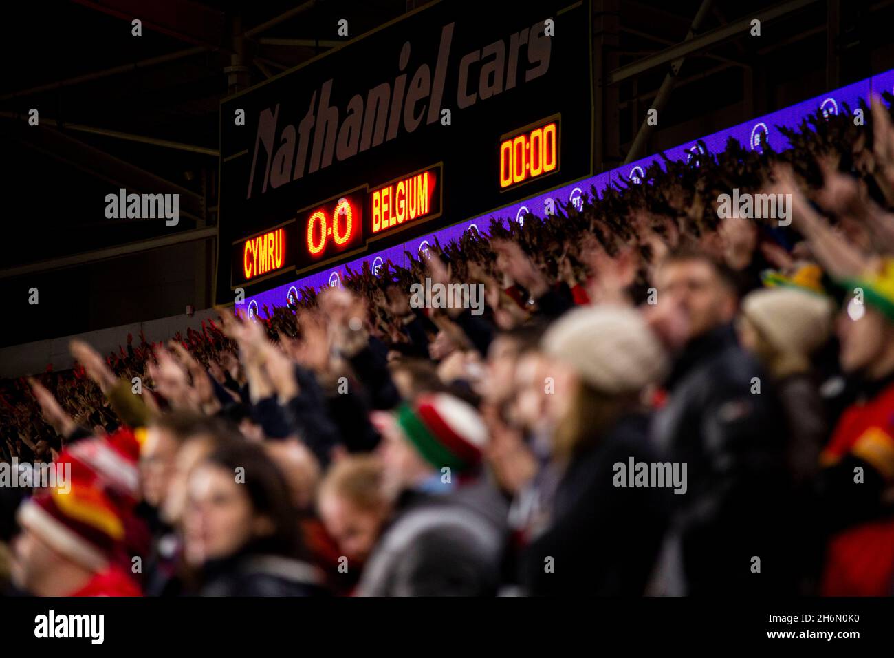 Cardiff, Großbritannien. November 2021. Walisische Fans spielen die Nationalhymne. Wales gegen Belgien bei einer Qualifikation zur FIFA-Weltmeisterschaft 2022 im Cardiff City Stadium am 16. November 2021. Quelle: Lewis Mitchell/Alamy Live News Stockfoto