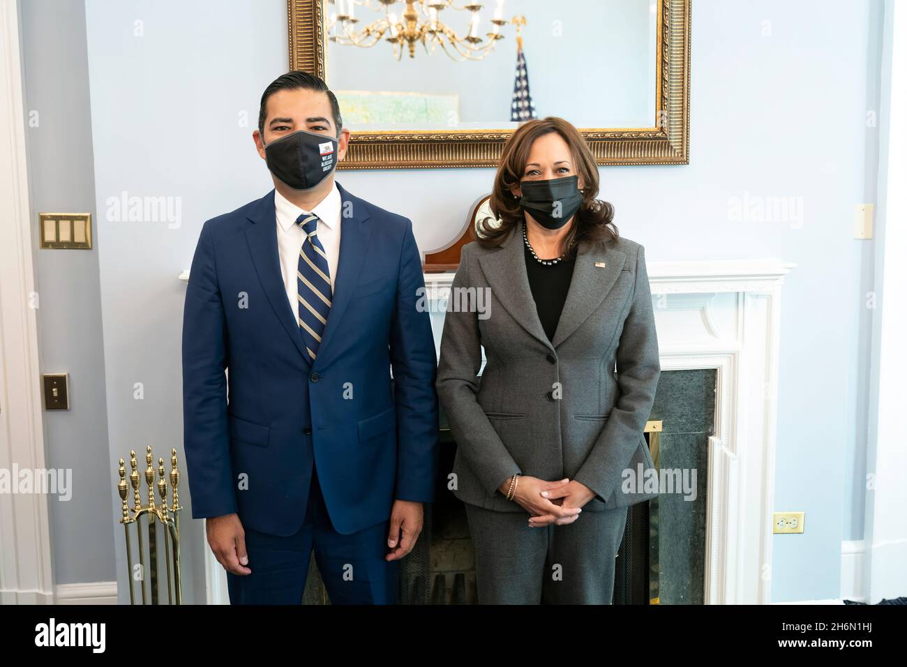 Vizepräsidentin Kamala Harris trifft sich am Montag, den 15. November 2021, mit dem Bürgermeister von Long Beach, Robert Garcia, in ihrem Büro im Westflügel des Weißen Hauses. ( Offizielles Foto des Weißen Hauses von Lawrence Jackson) Stockfoto