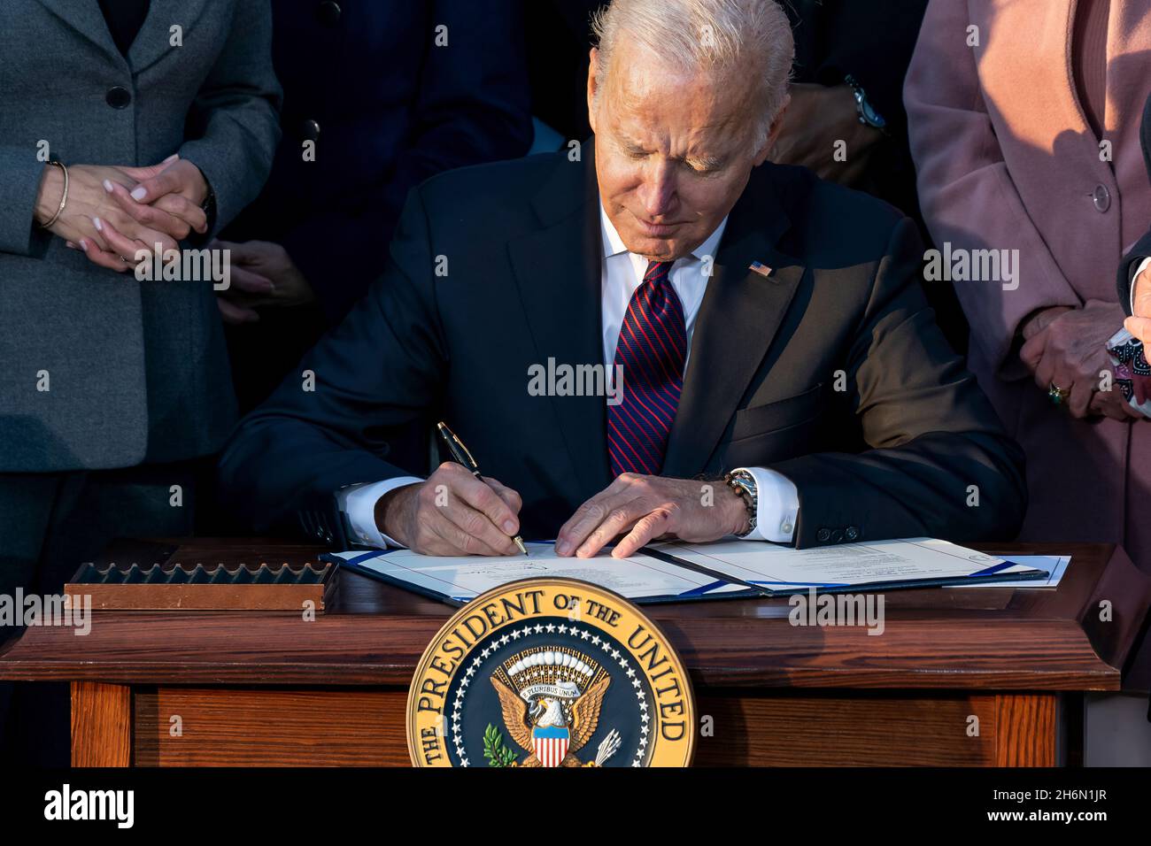 Präsident Joe Biden unterzeichnet den „Infrastructure Investment and Jobs Act“ während einer Veranstaltung auf dem South Lawn des Weißen Hauses am Montag, den 15. November 2021 in Washington, DC. Stockfoto