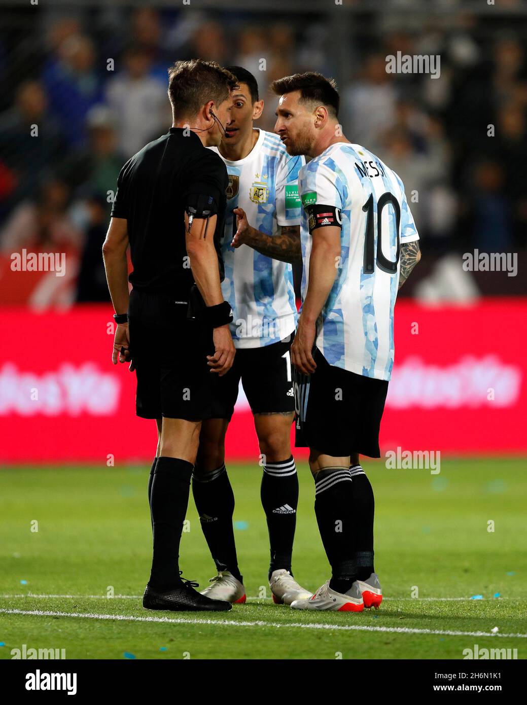 San Juan, Argentinien. November 2021. Fußball: WM-Qualifying Südamerika, Matchday 14, Argentinien - Brasilien, San Juan del Bicentenario Stadion. Angel Di Maria (m) und Lionel Messi (r) aus Argentinien diskutieren mit dem Schiedsrichter. Quelle: Gustavo Ortiz/dpa/Alamy Live News Stockfoto