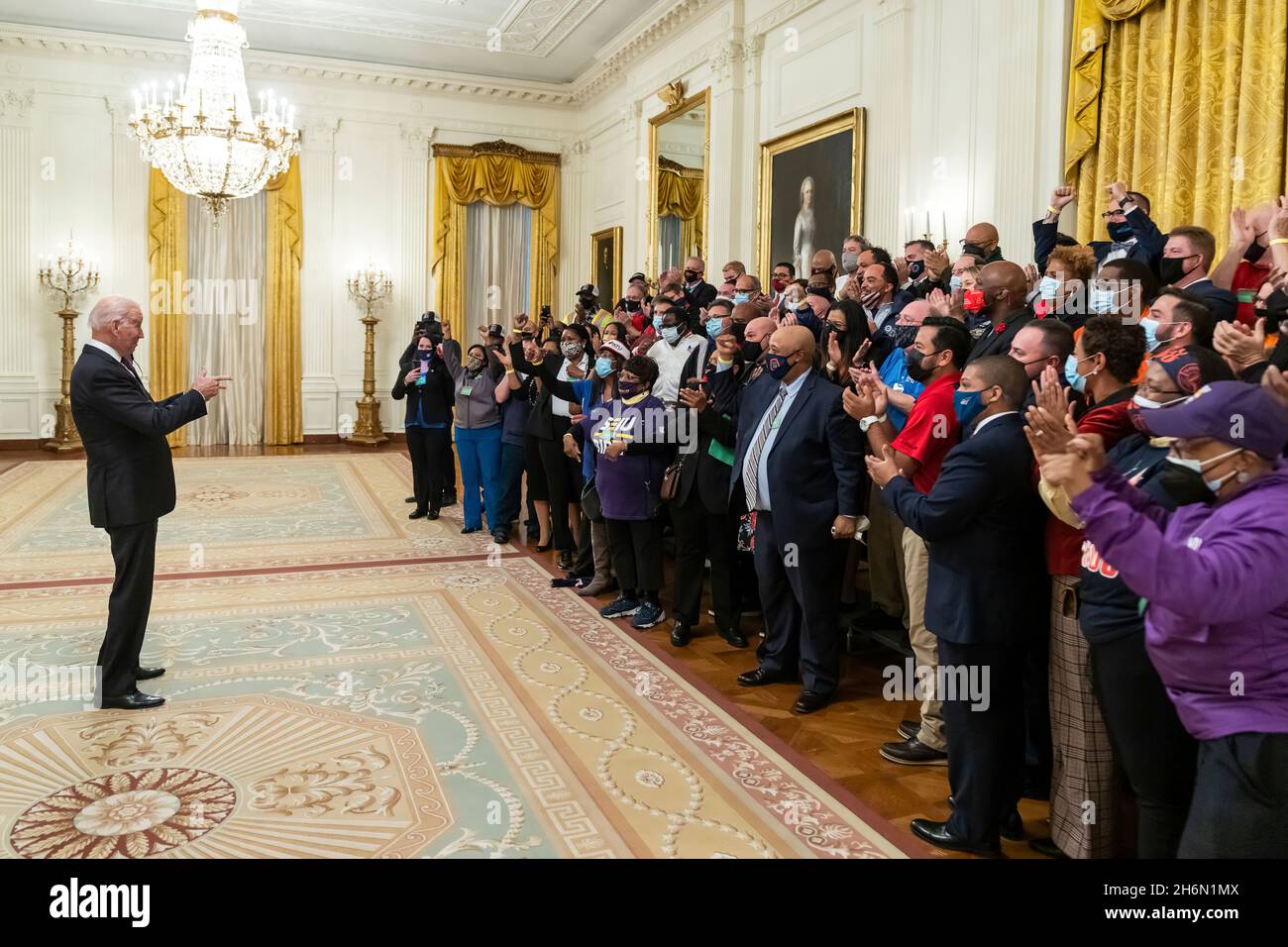 Präsident Joe Biden macht am Montag, den 15. November 2021, ein Foto mit Gewerkschaftsmitarbeitern im Ostsaal des Weißen Hauses. (Offizielles Foto des Weißen Hauses von Adam Schultz) Stockfoto