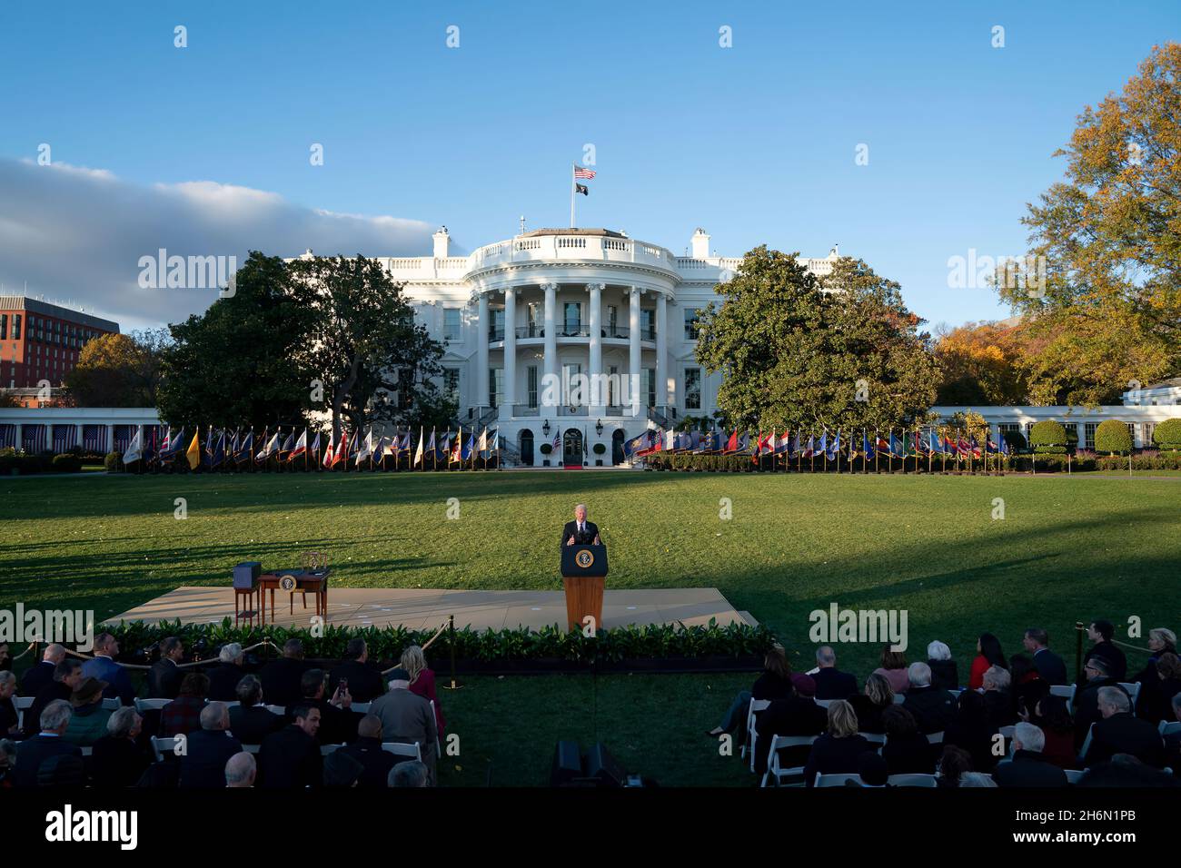 Präsident Joe Biden unterzeichnet den „Infrastructure Investment and Jobs Act“ während einer Veranstaltung auf dem South Lawn des Weißen Hauses am Montag, den 15. November 2021 in Washington. (Offizielles Foto des Weißen Hauses von Erin Scott) Stockfoto