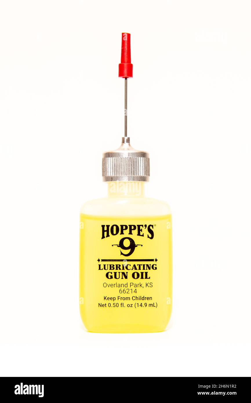 Eine Plastikflasche mit Hoppes #9 Schmiergelenöl mit einer Nadelölerspitze zum Reinigen und Schmieren von Schusswaffen. Stockfoto