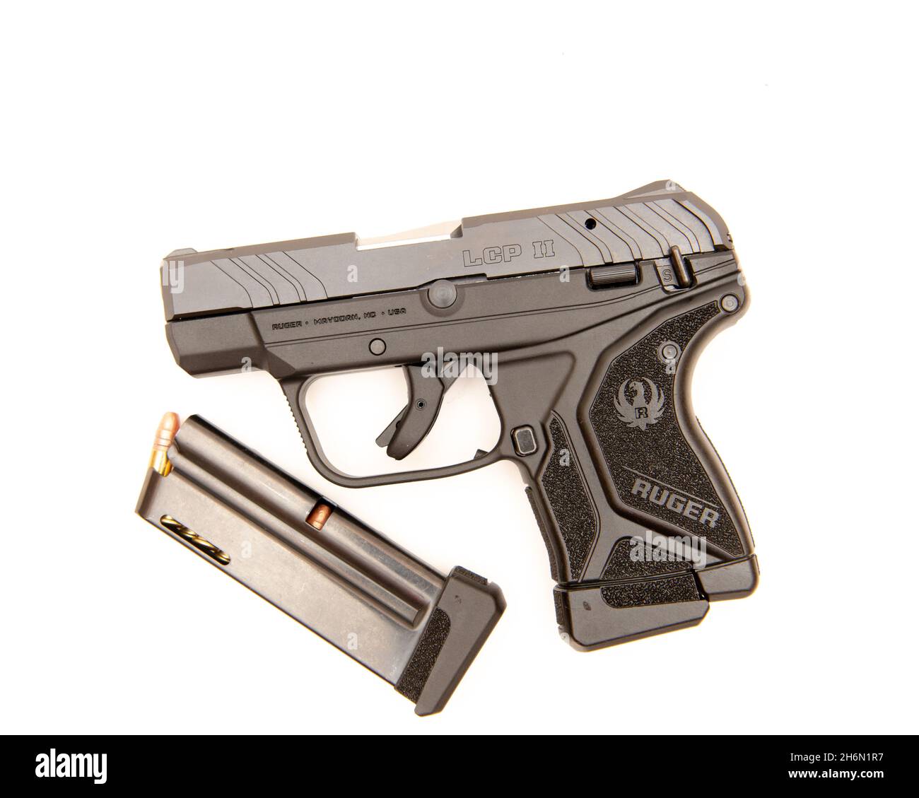 Eine halbautomatische 10-Schuss-Pistole Ruger LCP II im Kaliber .22 LR mit einem extra geladenen Magazin, isoliert auf Weiß. Stockfoto