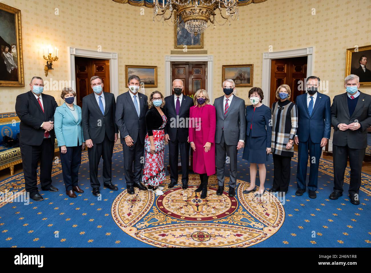 Präsident Joe Biden und First Lady Jill Biden machen am Montag, den 15. November 2021, im Blauen Raum des Weißen Hauses ein Foto mit den G-10-Senatoren. (Offizielles Foto des Weißen Hauses von Adam Schultz) Stockfoto