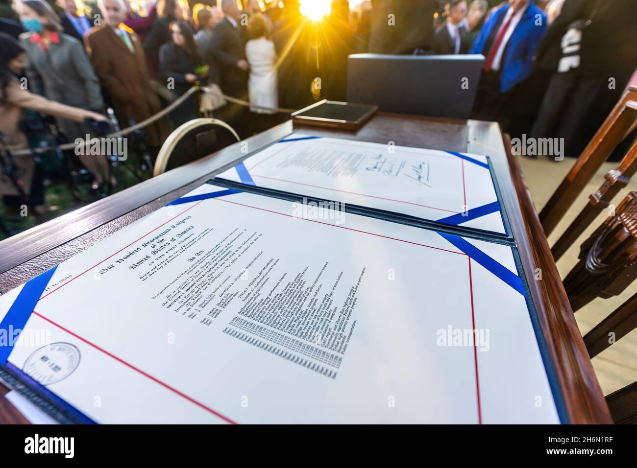 Präsident Joe Biden unterzeichnet am Montag, den 15. November 2021, den Infrastructure Investment and Jobs Act auf dem South Lawn des Weißen Hauses. (Offizielles Foto des Weißen Hauses von Adam Schultz) Stockfoto