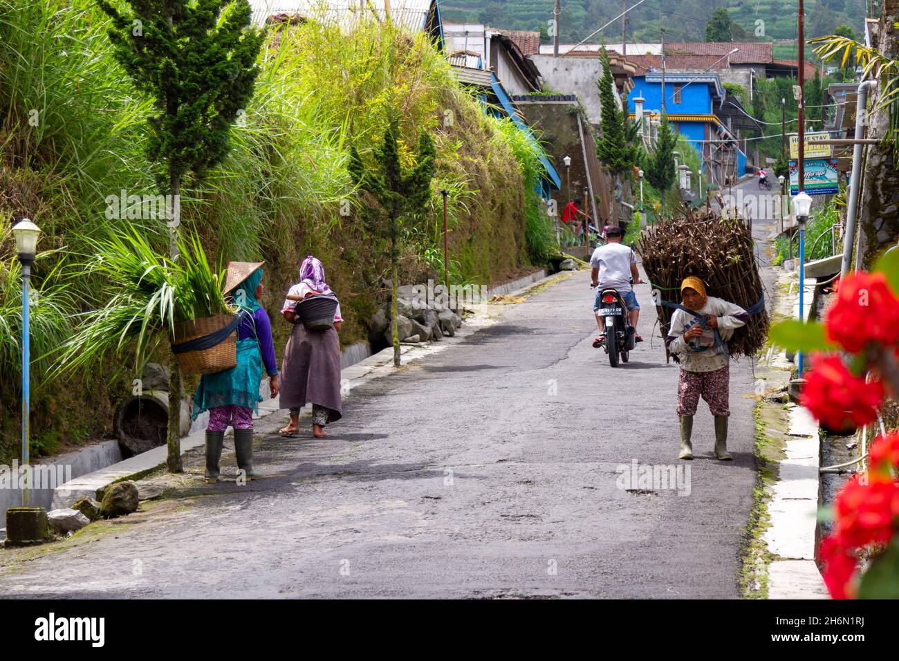 Die Anwohner im Gebiet des Monte Merapi führen ihre üblichen Aktivitäten durch, nachdem die Aktivität des Merapi-Vulkans zugenommen hat. BOYOLALI C Stockfoto