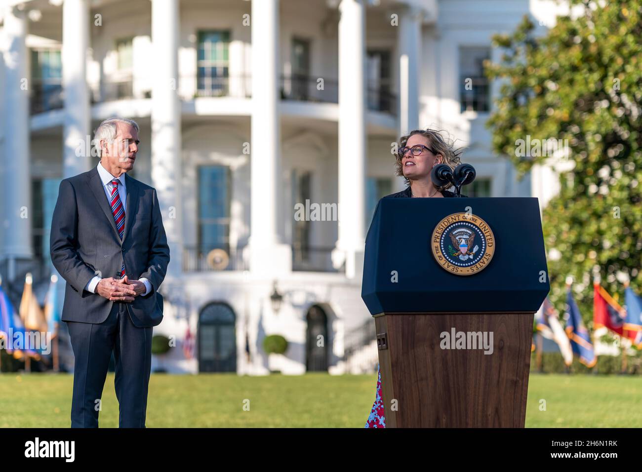 Präsident Joe Biden unterzeichnet den „Infrastructure Investment and Jobs Act“ während einer Veranstaltung auf dem South Lawn des Weißen Hauses am Montag, den 15. November 2021 in Washington, DC. Stockfoto