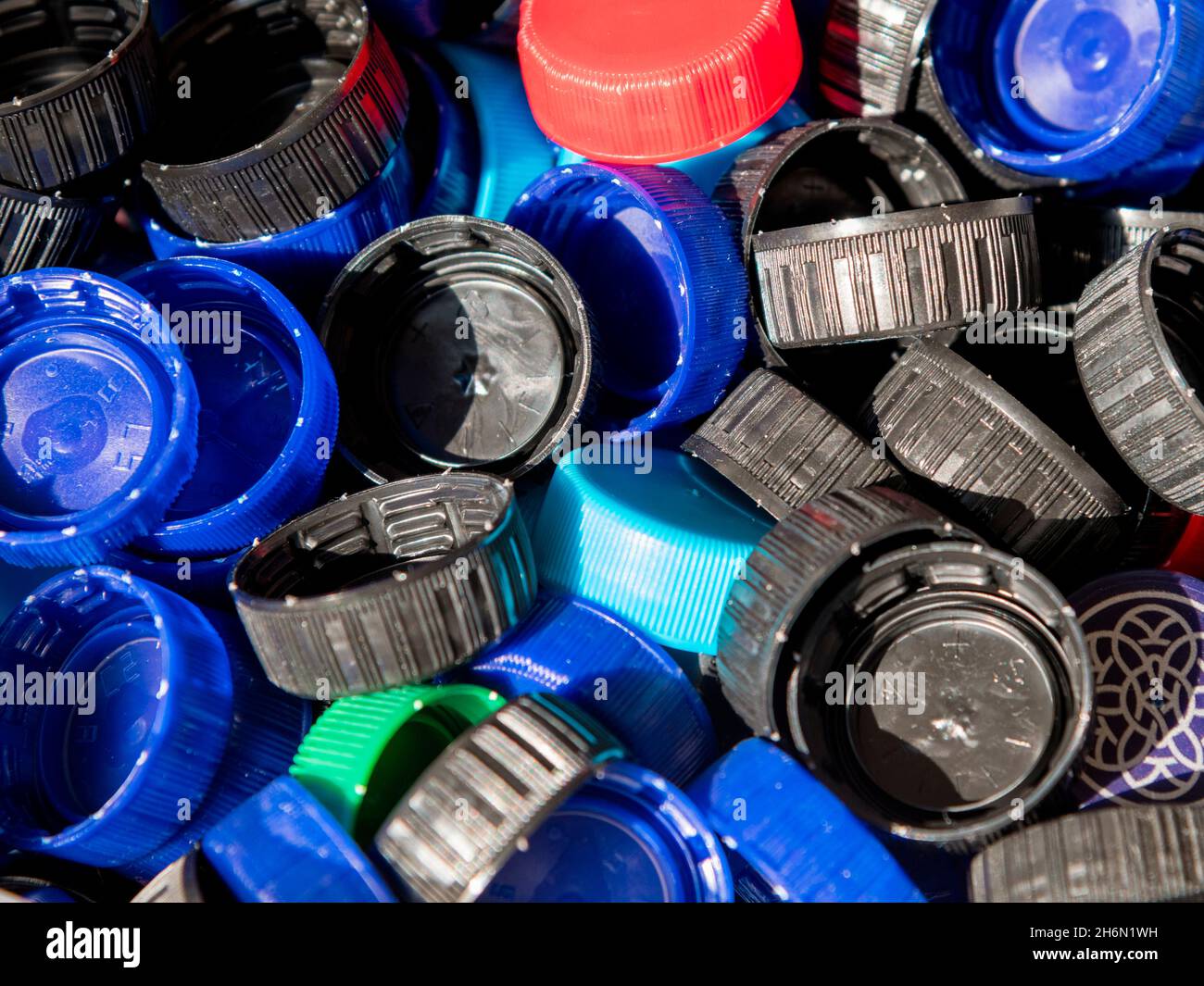 Satz Kunststoffkappen in verschiedenen Farben für die Sammlung und das Recycling Stockfoto