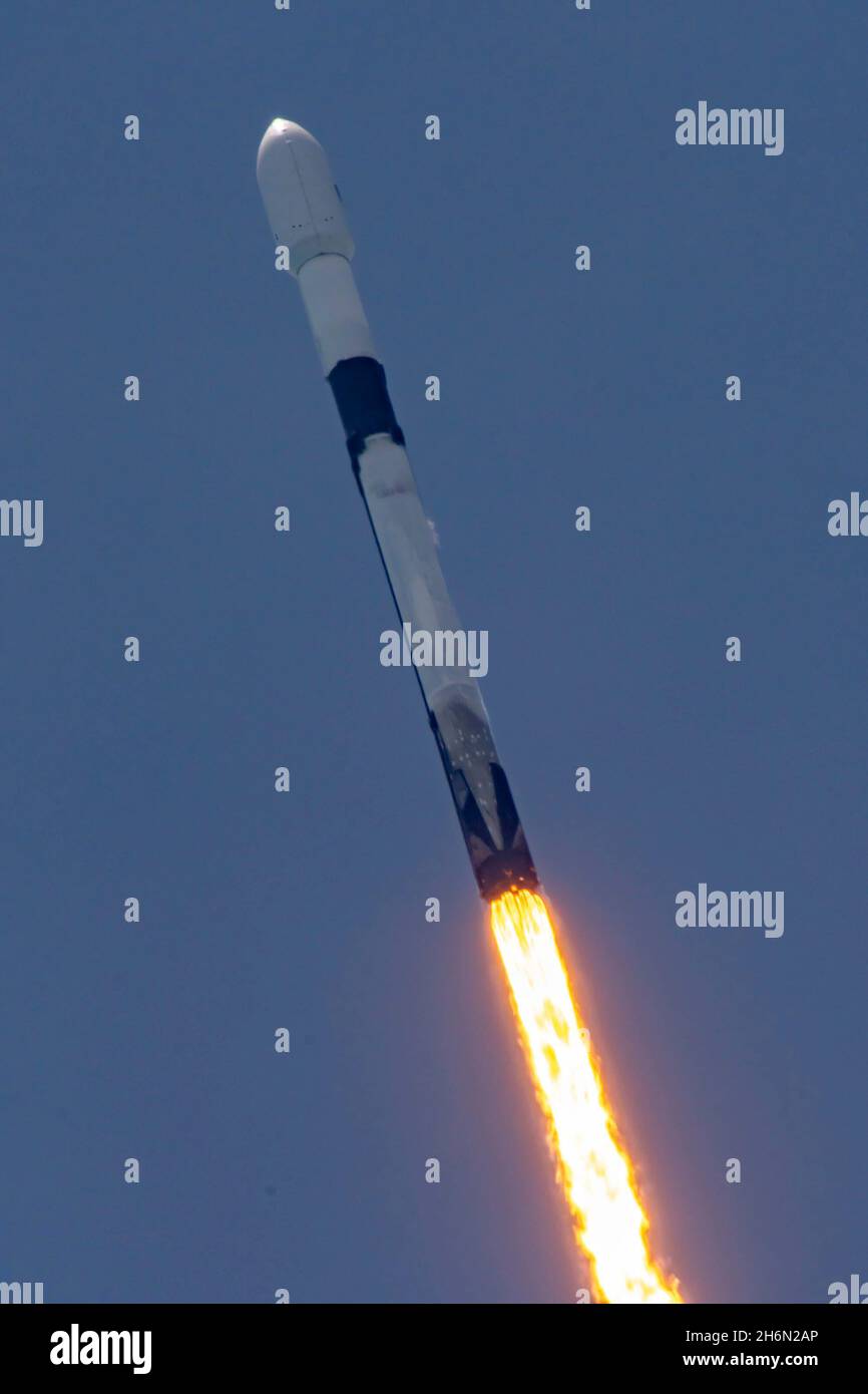 Falcon 9 startet die Mission GPS III Space Vehicle 05 vom Space Launch Complex 40 auf der Cape Canaveral Space Force Station, Florida, 17. Juni 2021. Dies war der zweite Start und die Landung dieses Falcon 9 Stage Booster, der zuvor den Start des GPS III Space Vehicle 04 unterstützte. Nach der Trennung des Stadiums landete SpaceX die erste Etappe von Falcon 9 auf dem „Just Read the Instructions“-Droneship im Atlantischen Ozean. Stockfoto